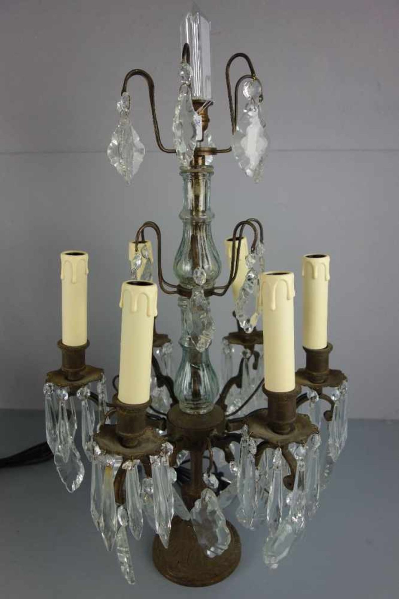 PAAR GIRANDOLEN / TISCHLEUCHTER MIT PRISMENBEHANG, Bronze - Gelbguss und Glas, sechsflammig - Bild 3 aus 3