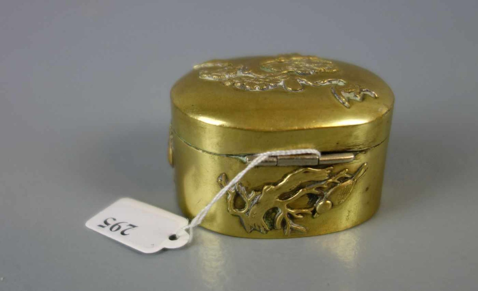 CHINESISCHE SCHATULLE / PILLENDOSE / pill box, Metall, goldfarben patiniert. Ovale Form mit leicht - Bild 4 aus 5