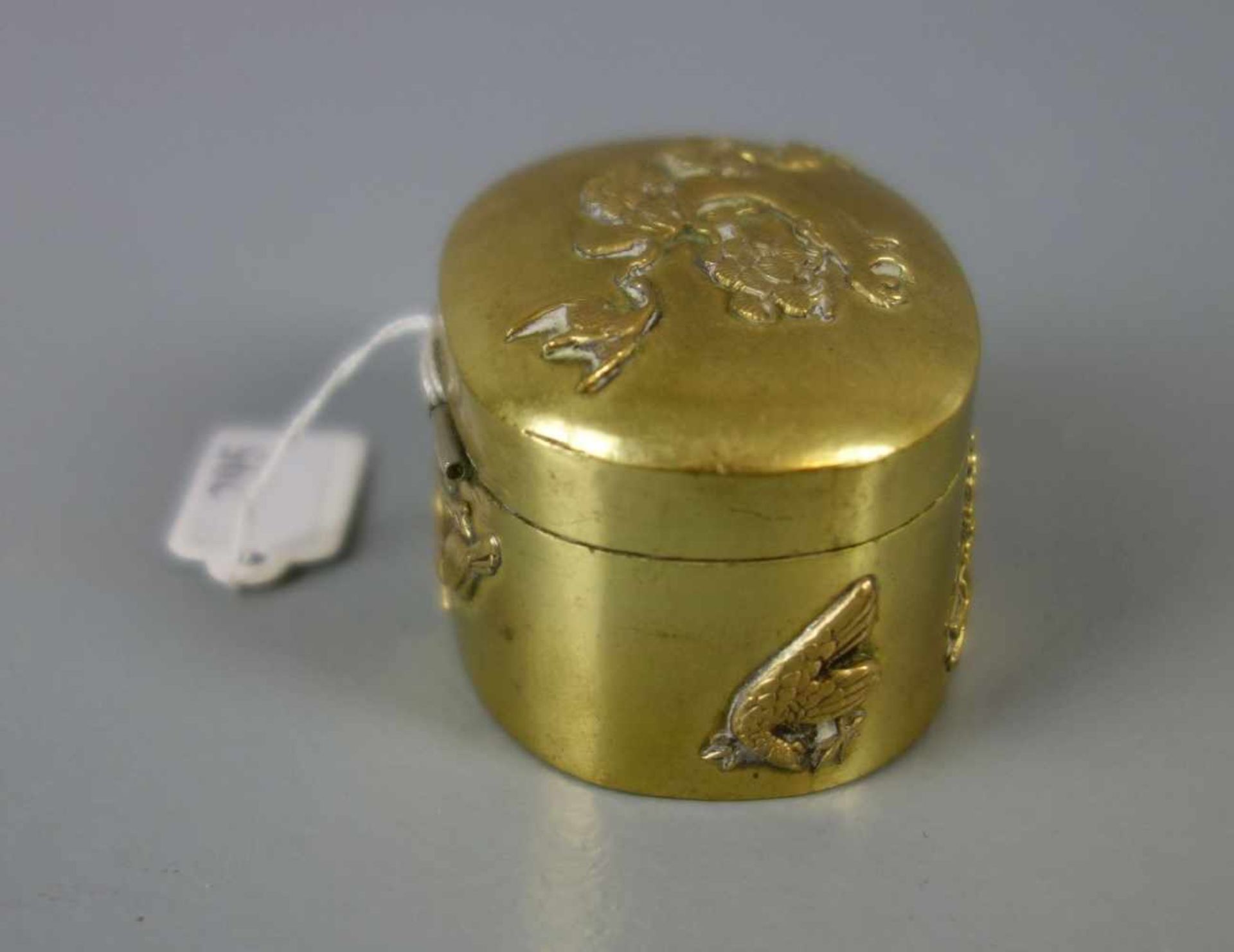 CHINESISCHE SCHATULLE / PILLENDOSE / pill box, Metall, goldfarben patiniert. Ovale Form mit leicht - Bild 3 aus 5