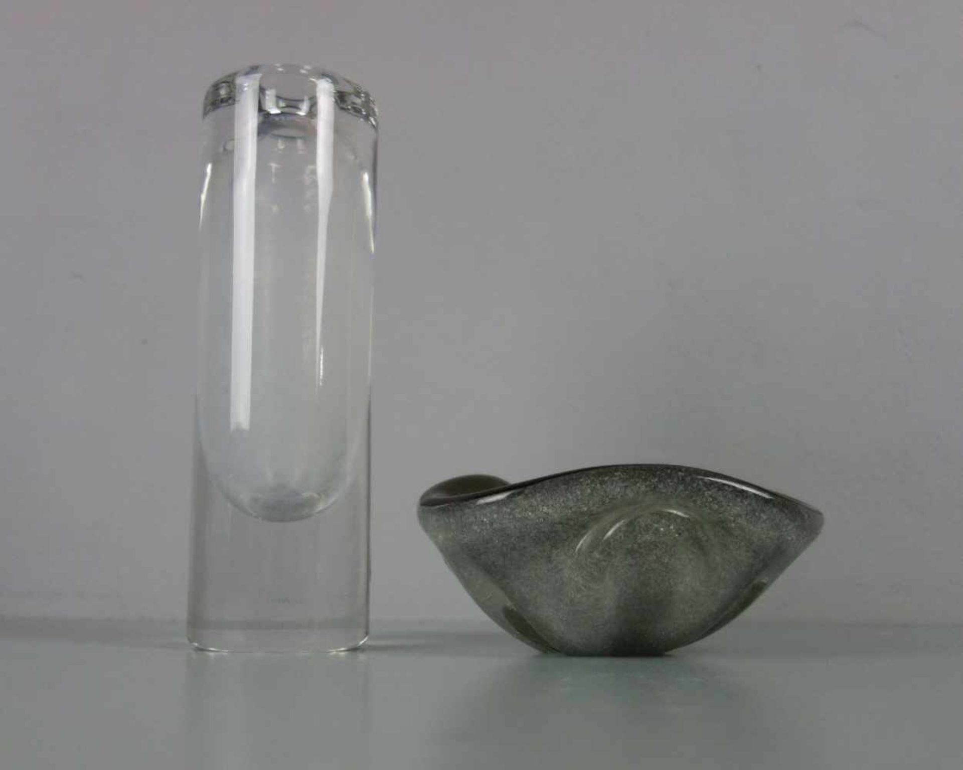 KONVOLUT STUDIOGLAS: VASE UND SCHALE, 20. Jh., 1) Vase, Form 15117 "Delos", Entwurf Horst Tüselmann, - Image 2 of 2