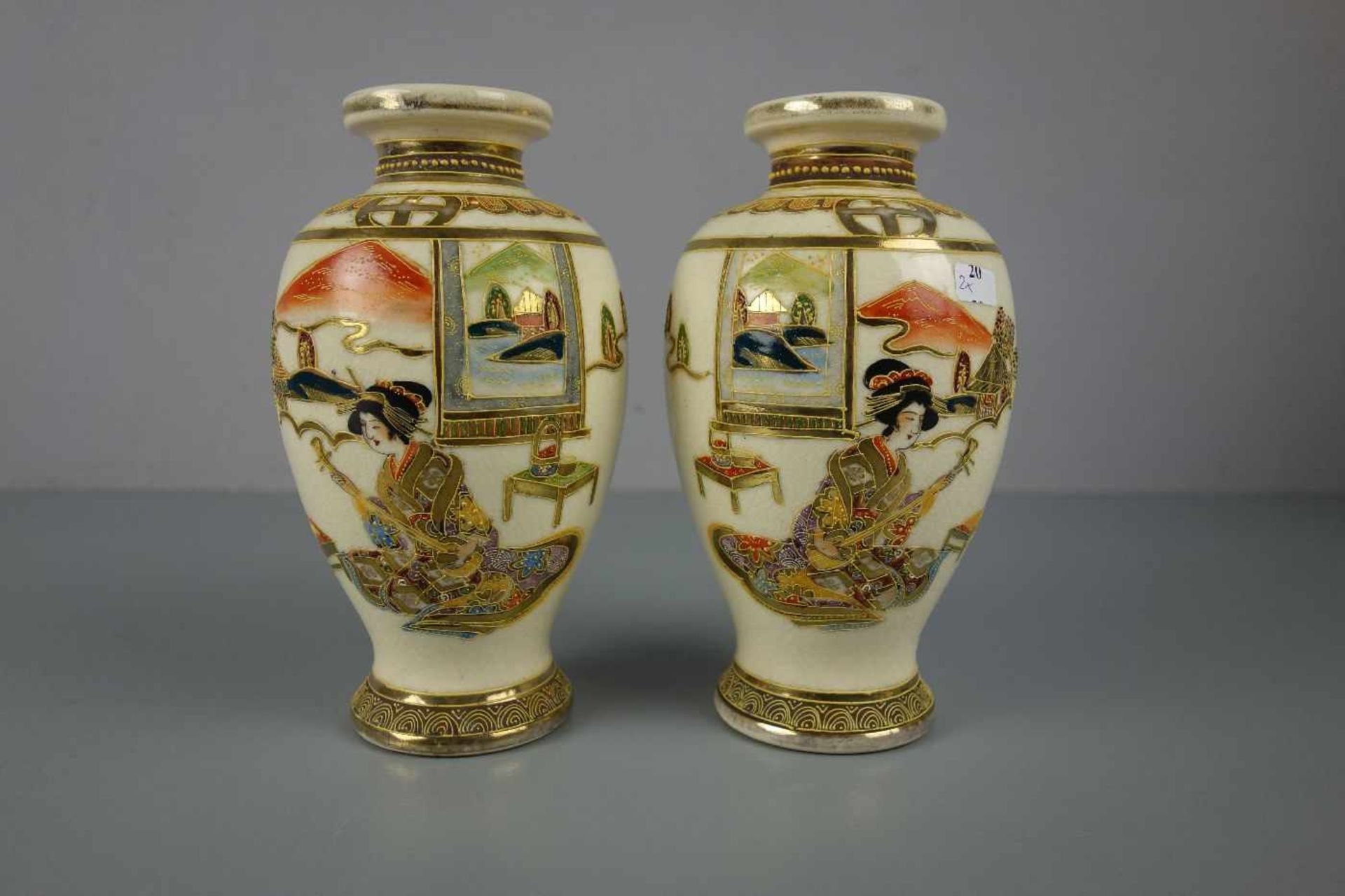 PAAR SATSUMA VASEN / two satsuma pottery vases, Japan, Meji-Periode, Steingut, unter dem Stand - Bild 5 aus 5