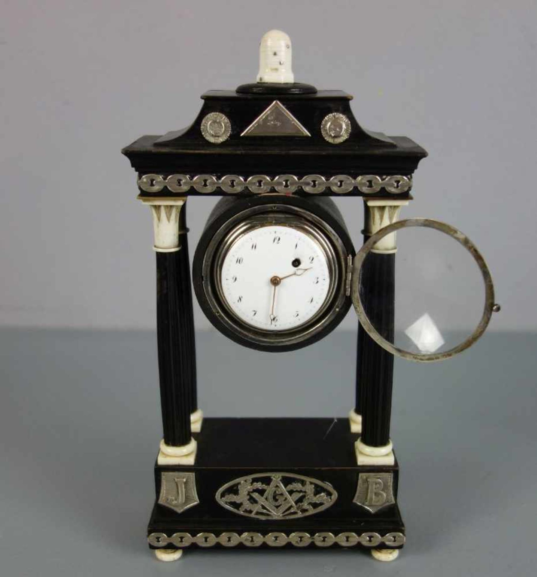 FREIMAUER SÄULENUHR / PORTALUHR / masonic table clock, wohl 1. H. 19. Jh., Frankreich.