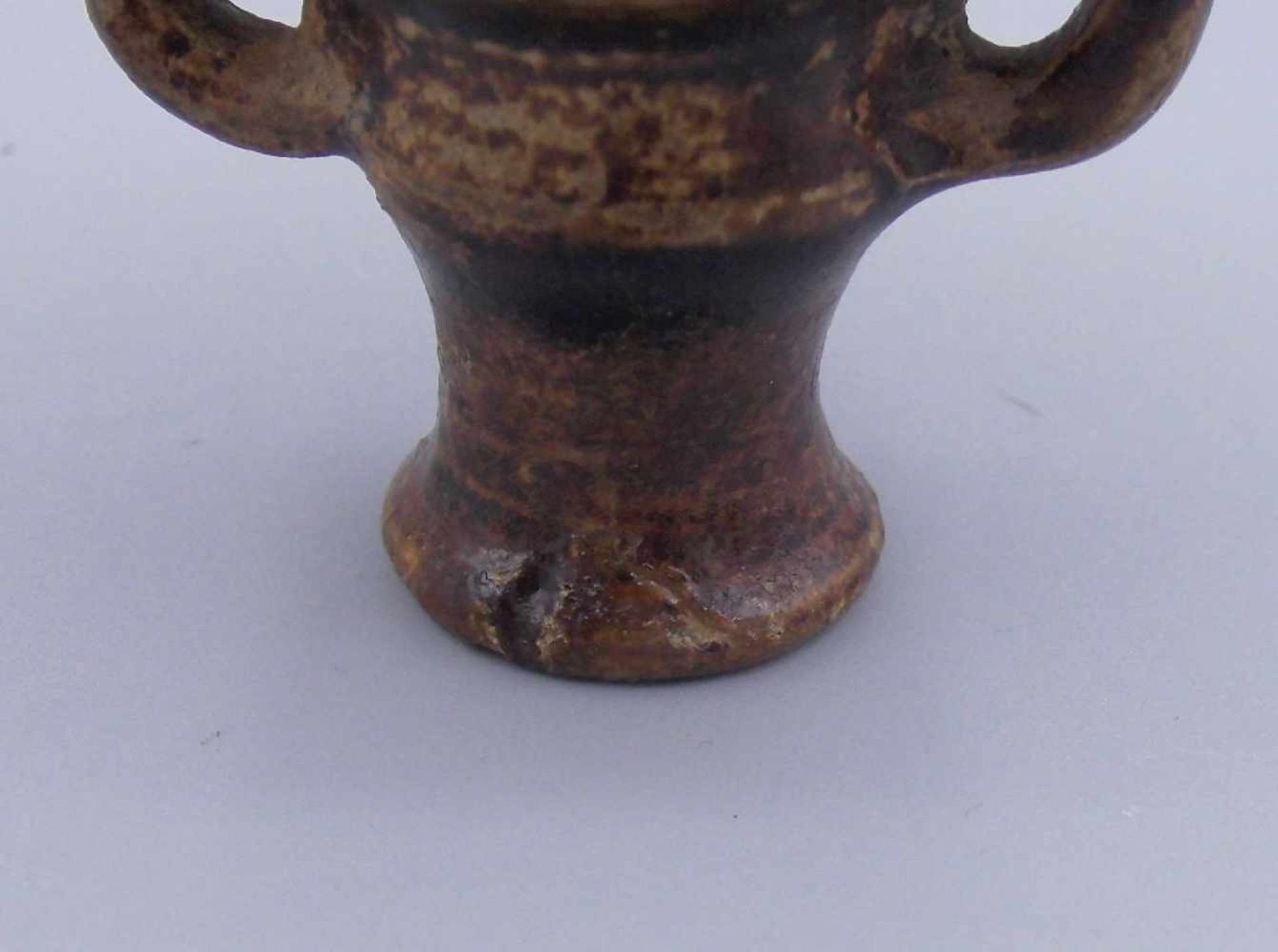KLEINER KRUG, China, Keramik, heller Scherben, partiell braun glasiert. Gebauchte Form mit - Bild 4 aus 6