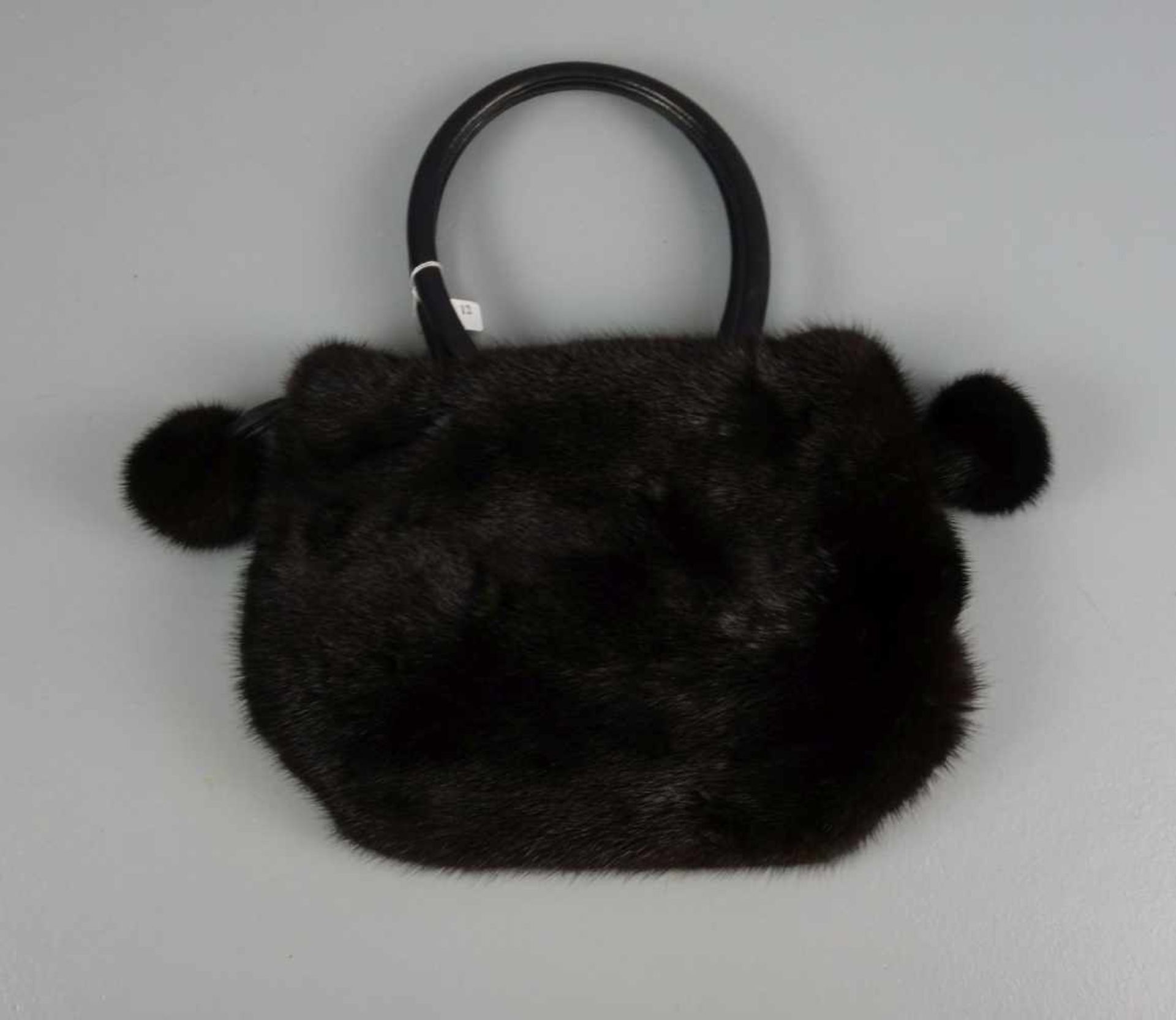 NERZ - HANDTASCHE / mink handbag. Schwarzer, schmalrechteckiger Lederstand, leichte Trapezform, - Bild 2 aus 3