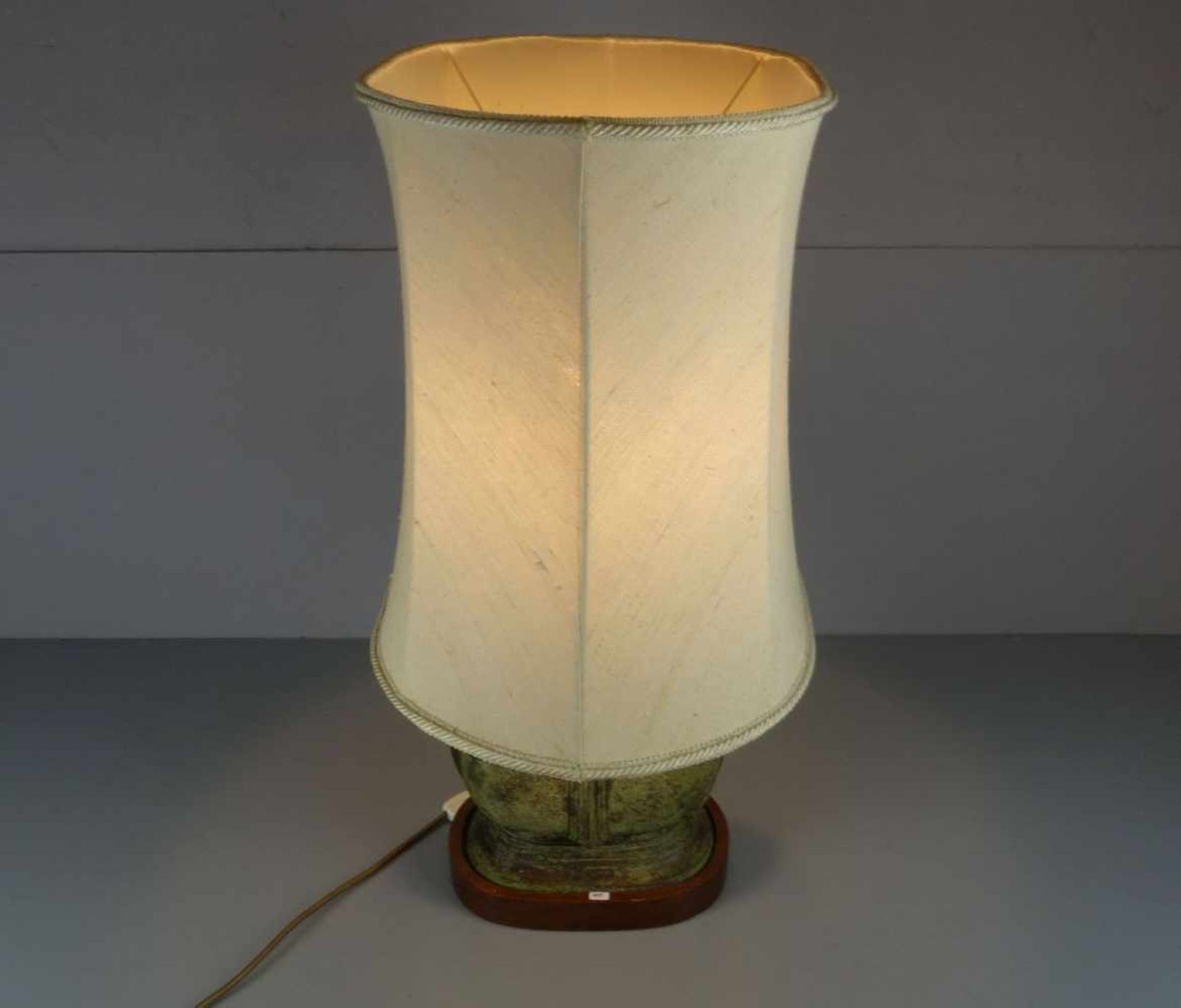 LAMPE / TISCHLAMPE MIT BRONZEVASE / table lamp, zweiflammige Brennstelle. Ovaler Holzstand, Schaft - Image 4 of 4