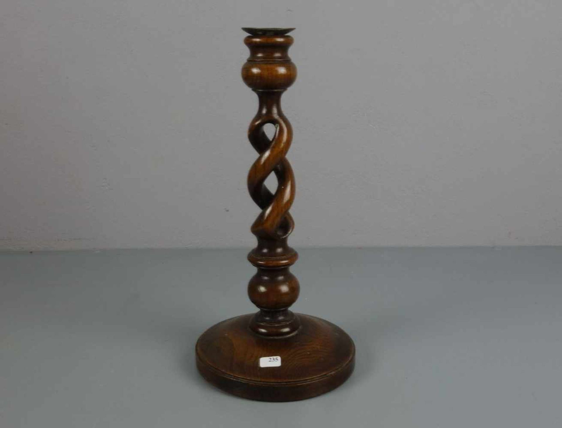 KERZENLEUCHTER / TISCHLEUCHTER / candle stand, Holz, gedrechselt und geschnitzt. Aufgewölbter und