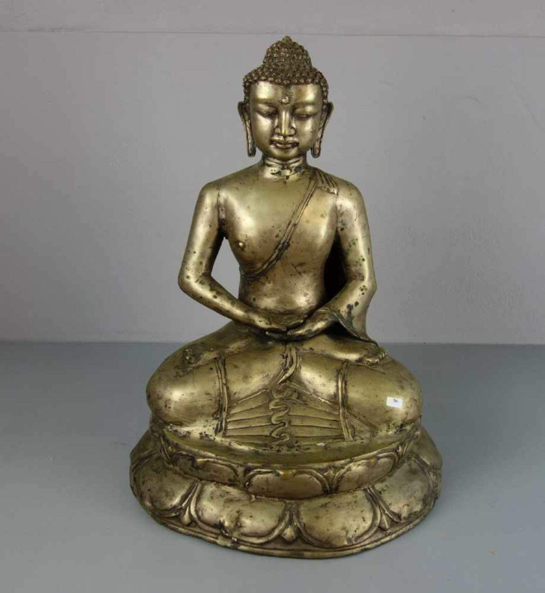 SKULPTUR: "Buddha Dhyana Mudra", Metallguss, silber- bis goldfarben patiniert. Mit kontemplativ