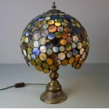 LAMPE / TISCHLAMPE im Stil einer Tiffany-Lampe / table lamp, Bronzefuß in Balusterform mit