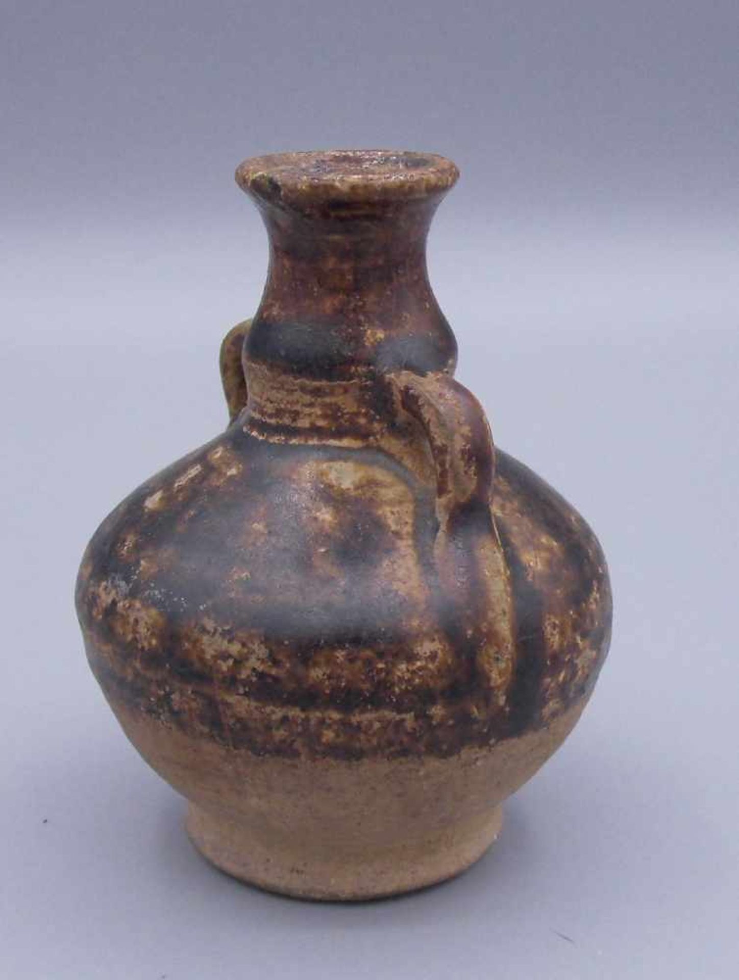 KLEINER KRUG, China, Keramik, heller Scherben, partiell braun glasiert. Gebauchte Form mit - Bild 3 aus 6