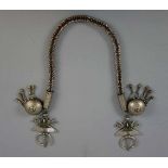 BERBERSCHMUCK: FIBELN UND KETTE, Zagora / Marokko, vom Stamm der Haratin. 1. Hälfte 20., Jh. Silber,