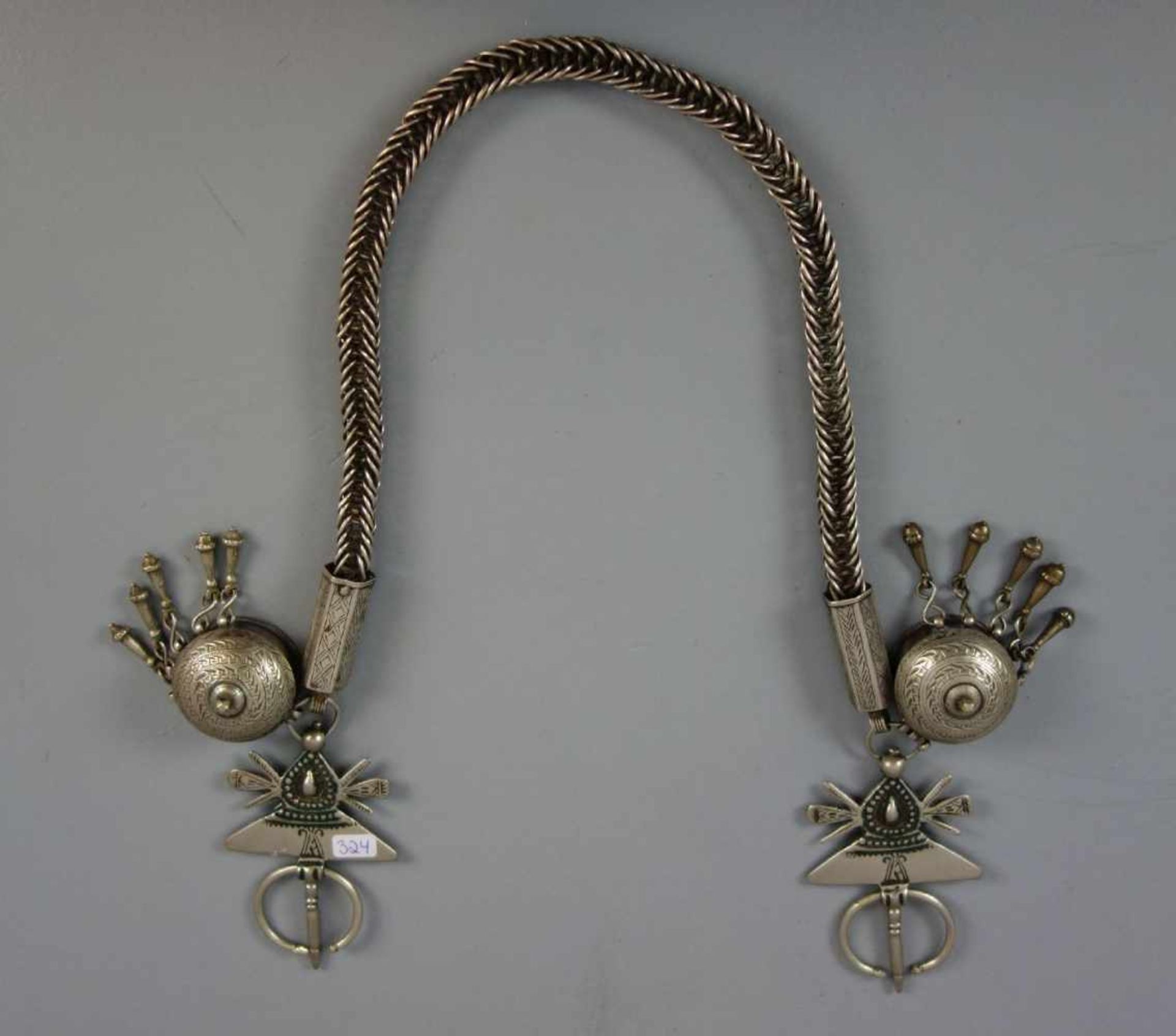 BERBERSCHMUCK: FIBELN UND KETTE, Zagora / Marokko, vom Stamm der Haratin. 1. Hälfte 20., Jh. Silber,