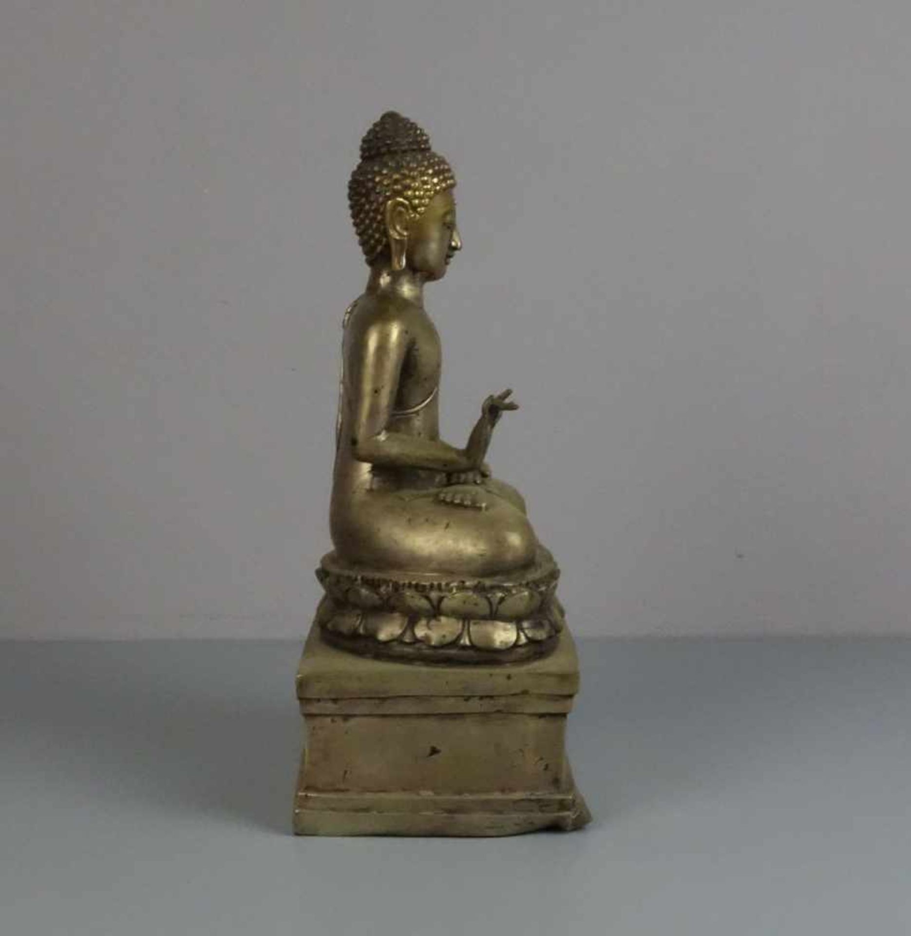SKULPTUR / sculpture: "Buddha Bhumisparsha Mudra", silber- bis goldfarbenes Metall. Sitzender Buddha - Image 4 of 4