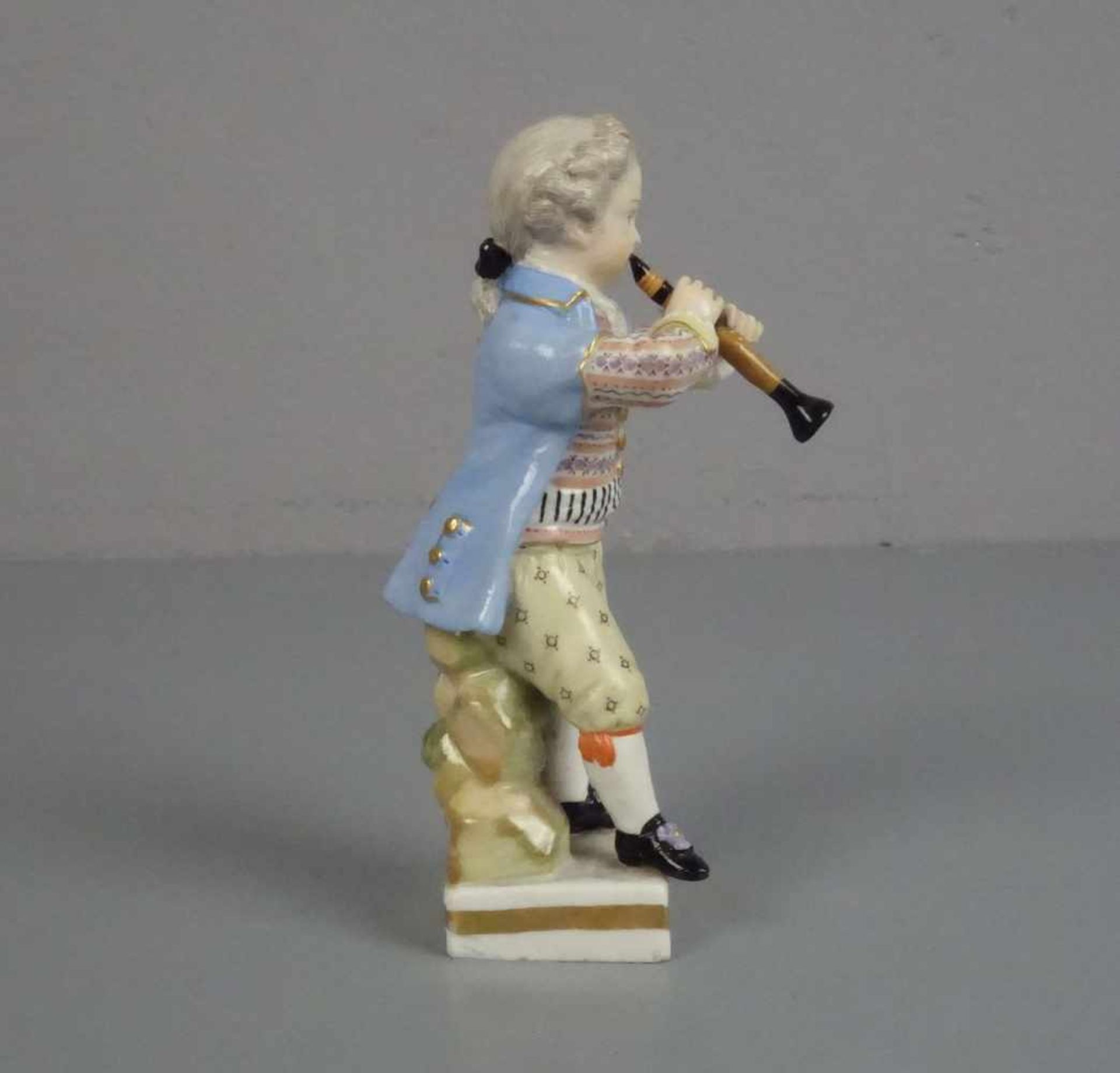 PORZELLANFIGUR: "Knabe mit Flöte" / porcelainfigure: boy with a flute, Porzellan, Manufaktur - Bild 3 aus 5