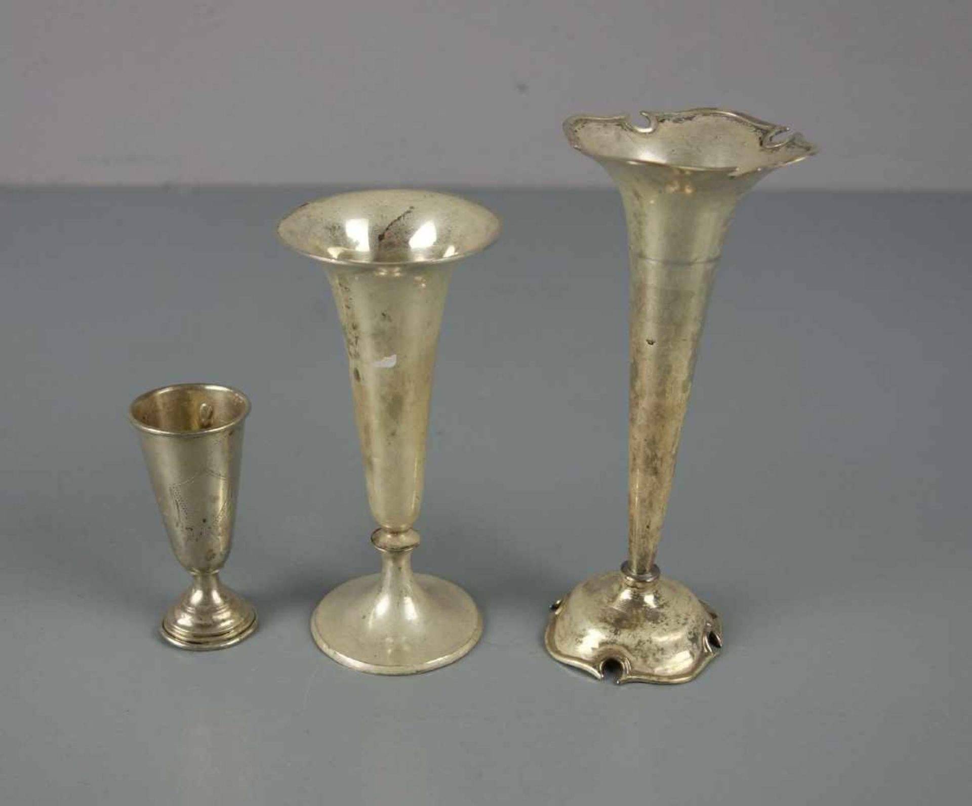 KONVOLUT VON 3 SILBERVASEN / three silver vases. 1) Vase in Trompetenform auf Rundstand, deutsch,