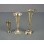 KONVOLUT VON 3 SILBERVASEN / three silver vases. 1) Vase in Trompetenform auf Rundstand, deutsch,