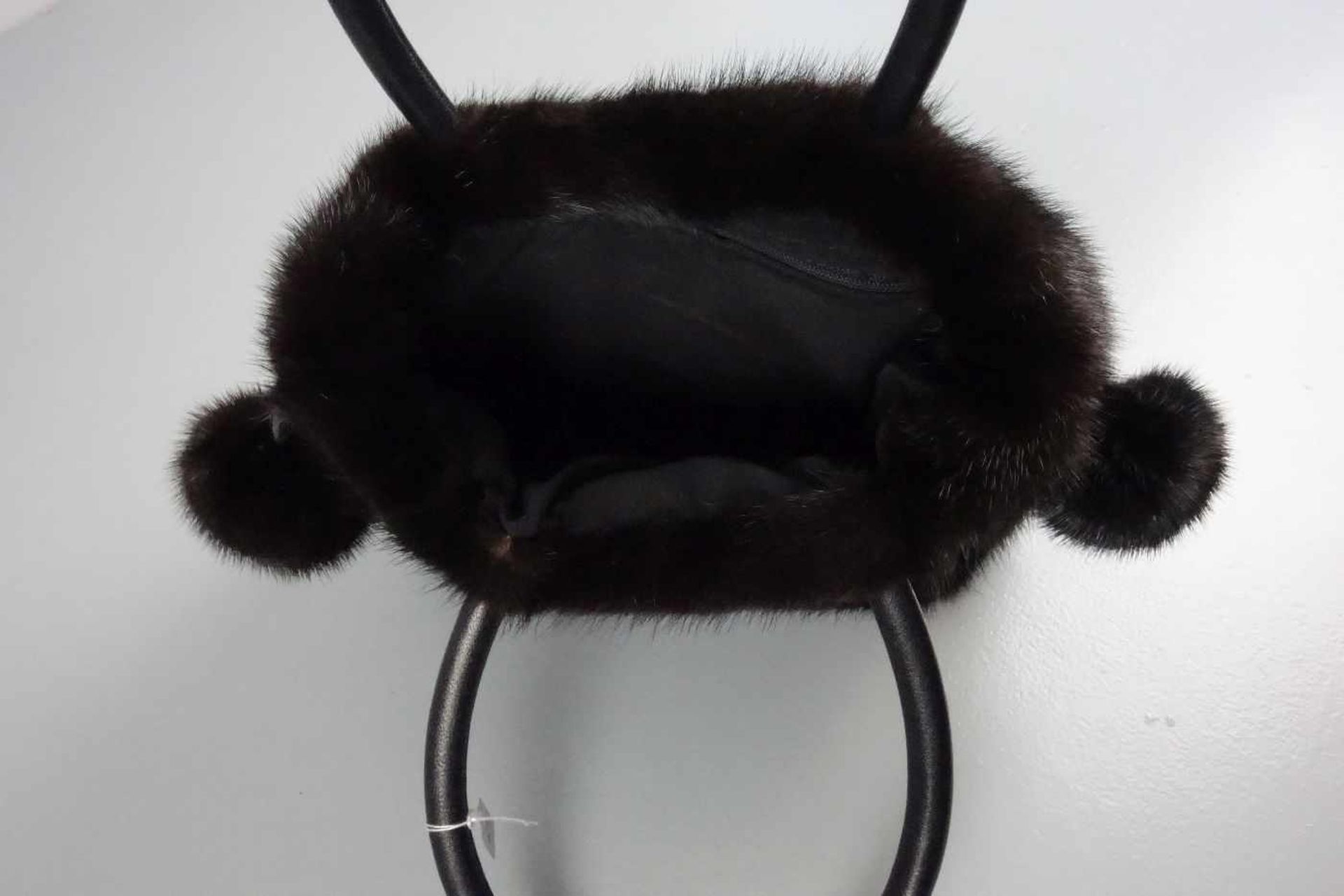 NERZ - HANDTASCHE / mink handbag. Schwarzer, schmalrechteckiger Lederstand, leichte Trapezform, - Bild 3 aus 3