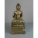 SKULPTUR / sculpture: "Buddha Bhumisparsha Mudra", silber- bis goldfarbenes Metall. Sitzender Buddha