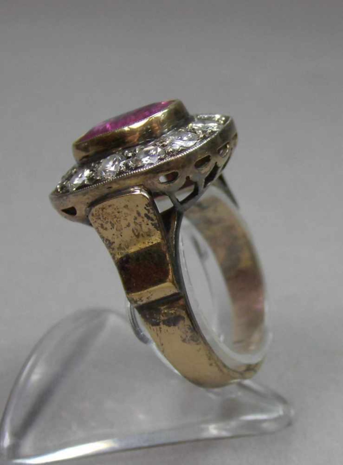 RING MIT ROTEM TURMALIN UND BRILLANTBESATZ, 585 Gelbgoldfassung (8,1 g). Ring besetzt mit einem - Image 3 of 5