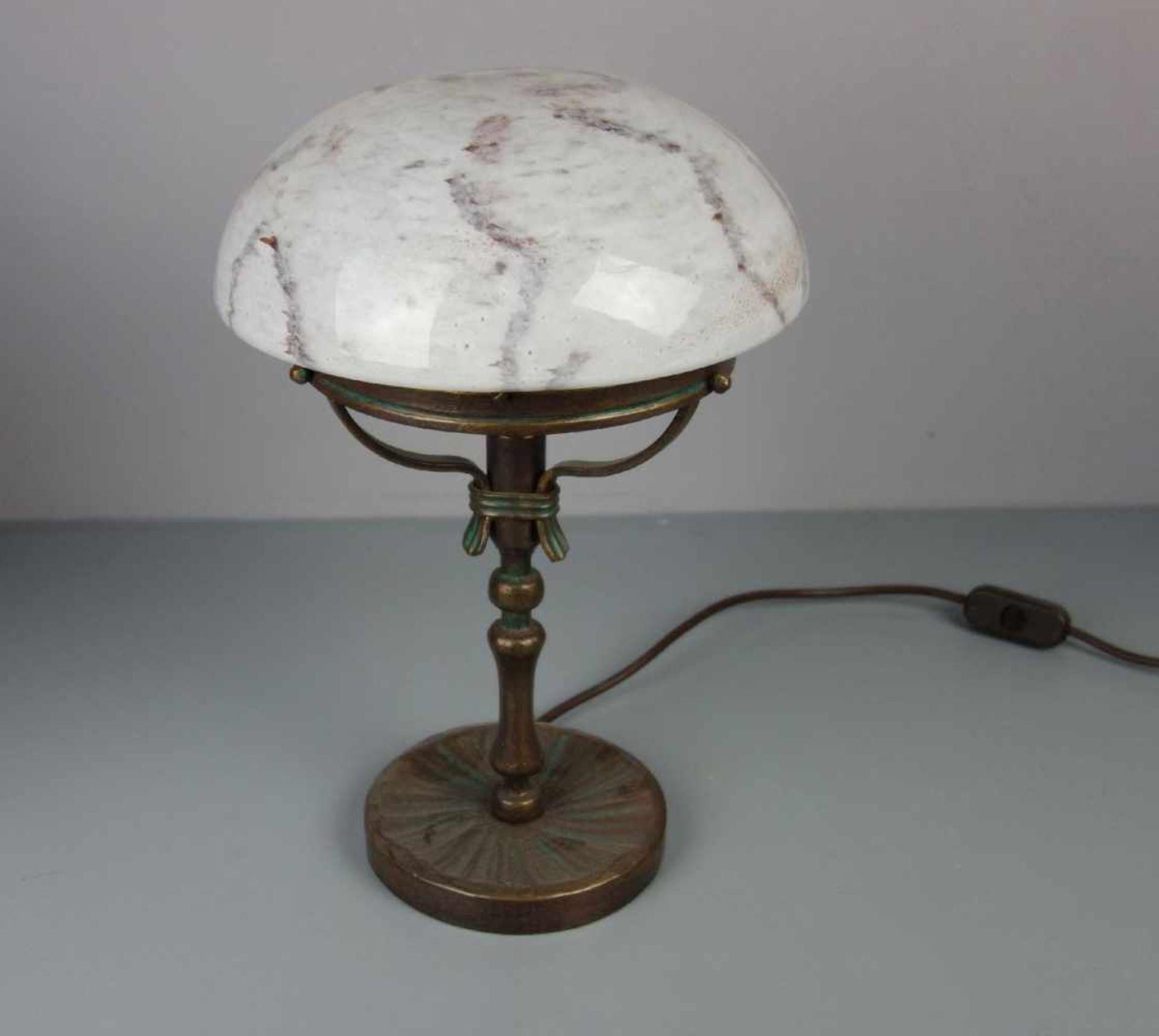 TISCHLAMPE / table lamp, bronziertes Schmiedeeisen, partiell grün patiniert. Runder Stand mit