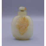 SNUFF-BOTTLE / SCHNUPFTABAK-BEHÄLTER / TABAK-GEFÄSS, China, Stein (wohl Achat). Ovale Form mit