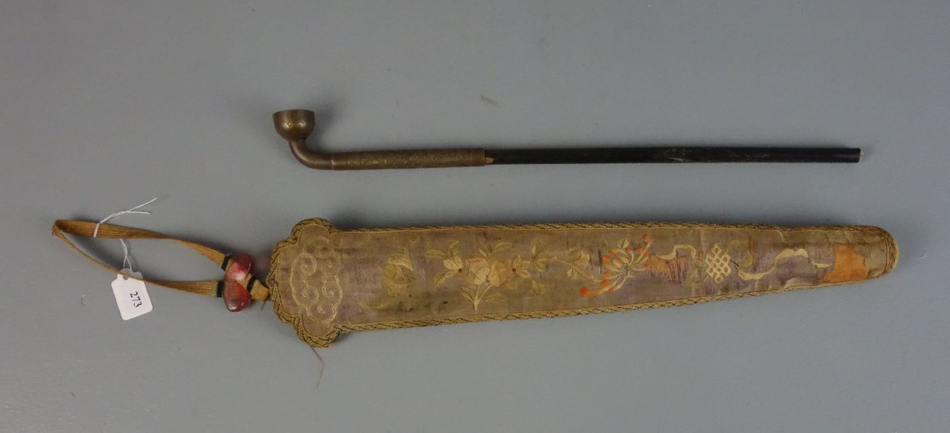 OPIUMPFEIFE MIT FUTTERAL / TRAGEVORRICHTUNG, späte Qing - Dynastie, Ende 19. Jh., Bronze,