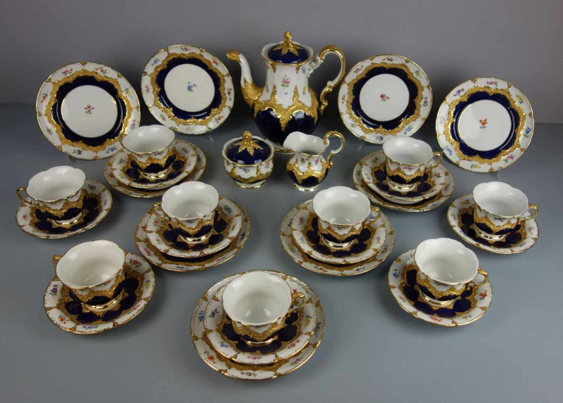 KAFFEE - ODER TEE - PRUNKSERVICE für 9 Personen / coffee or tea set, Porzellan, Manufaktur - Bild 2 aus 7