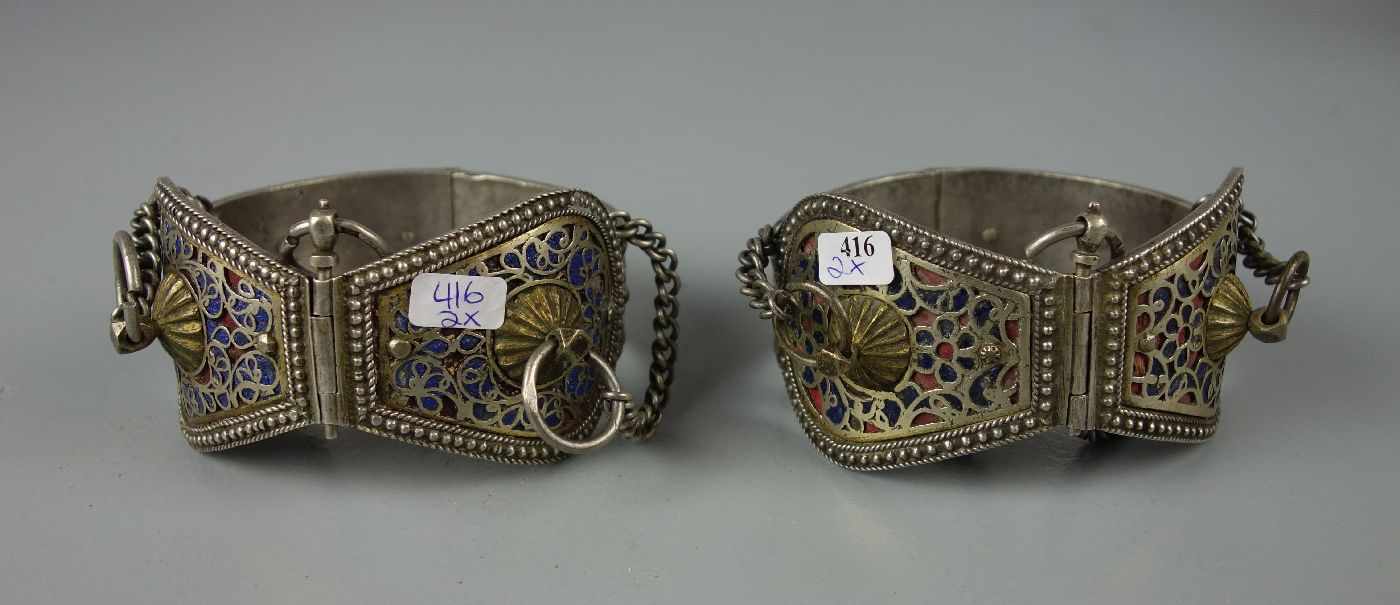 BERBER-SCHMUCK: PAAR FUSSREIFEN, Meknés, Marokko, emailliertes Silber, Gewicht pro Stück ca. 250