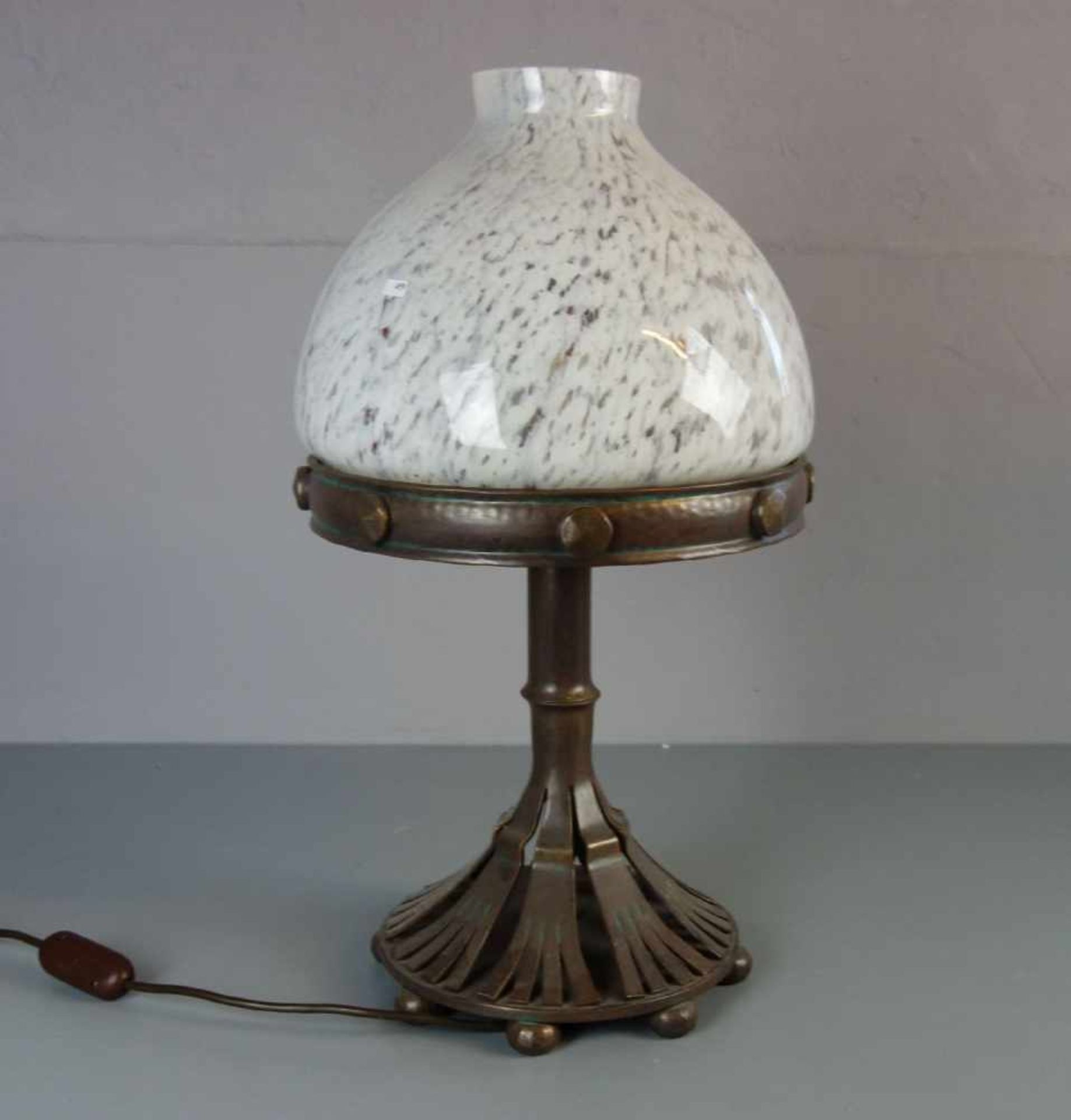 GROSSE TISCHLAMPE / table lamp, bronziertes Schmiedeeisen, partiell grün patiniert. Runder und - Image 3 of 4