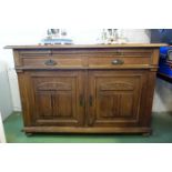 JUGENDSTIL ANRICHTE / SIDEBOARD, Eiche, um 1900. Zargenkasten auf profiliertem Stand, vorderen