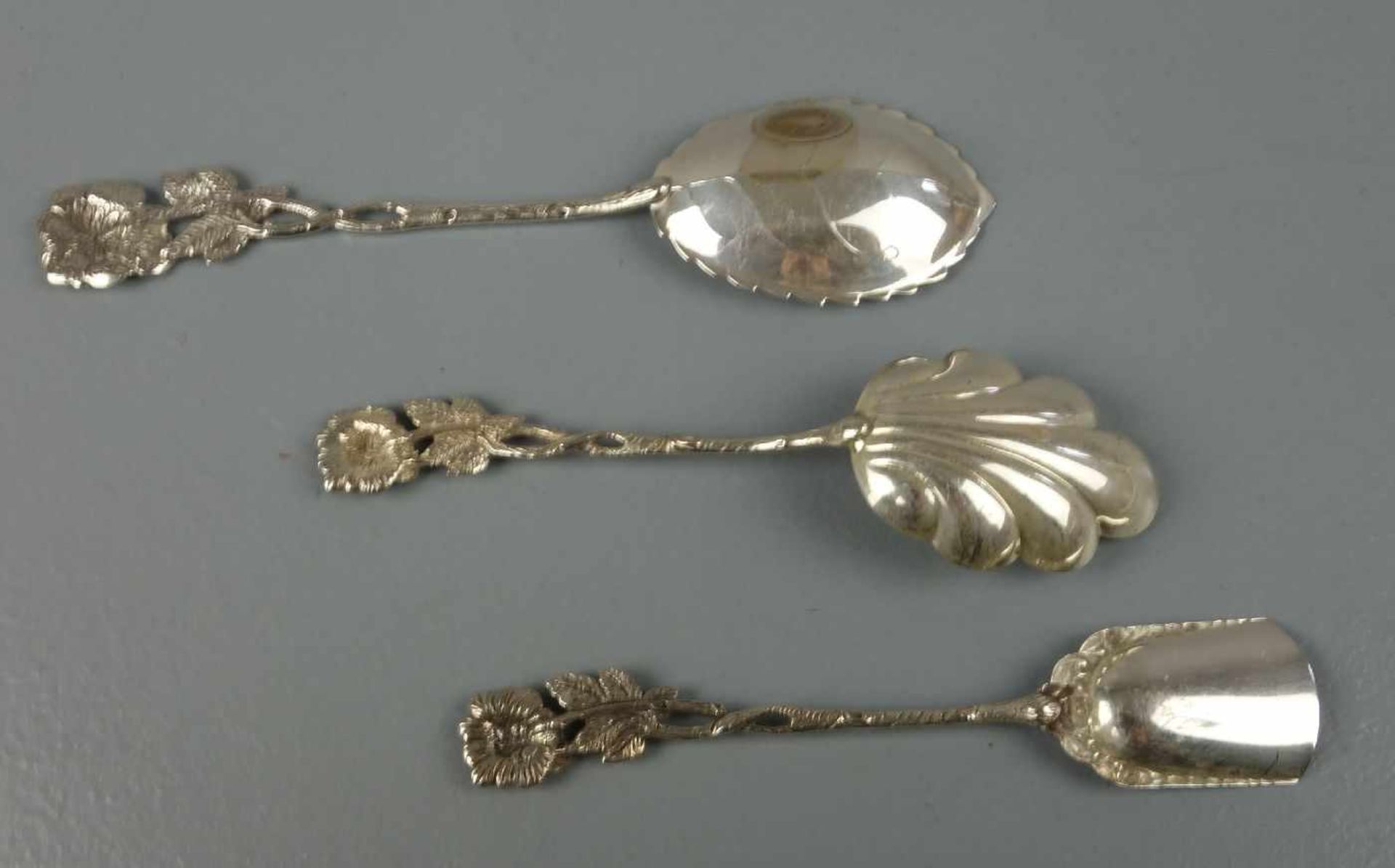 KONVOLUT VORLEGEBESTECK "HILDESHEIMER ROSE" / two serving spoons and a serving fork, 20. Jh., - Image 3 of 4