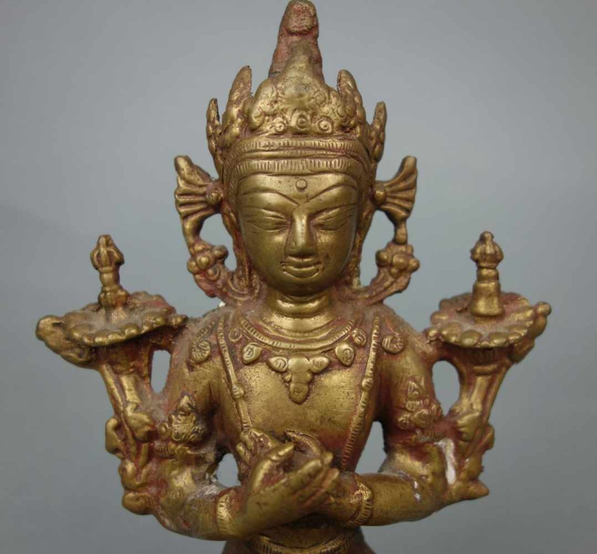 SKULPTUR / sculpture: BUDDHA, Bronze - Gelbguss, Südostasien. Auf stilisiertem Lotusthron - Bild 2 aus 7