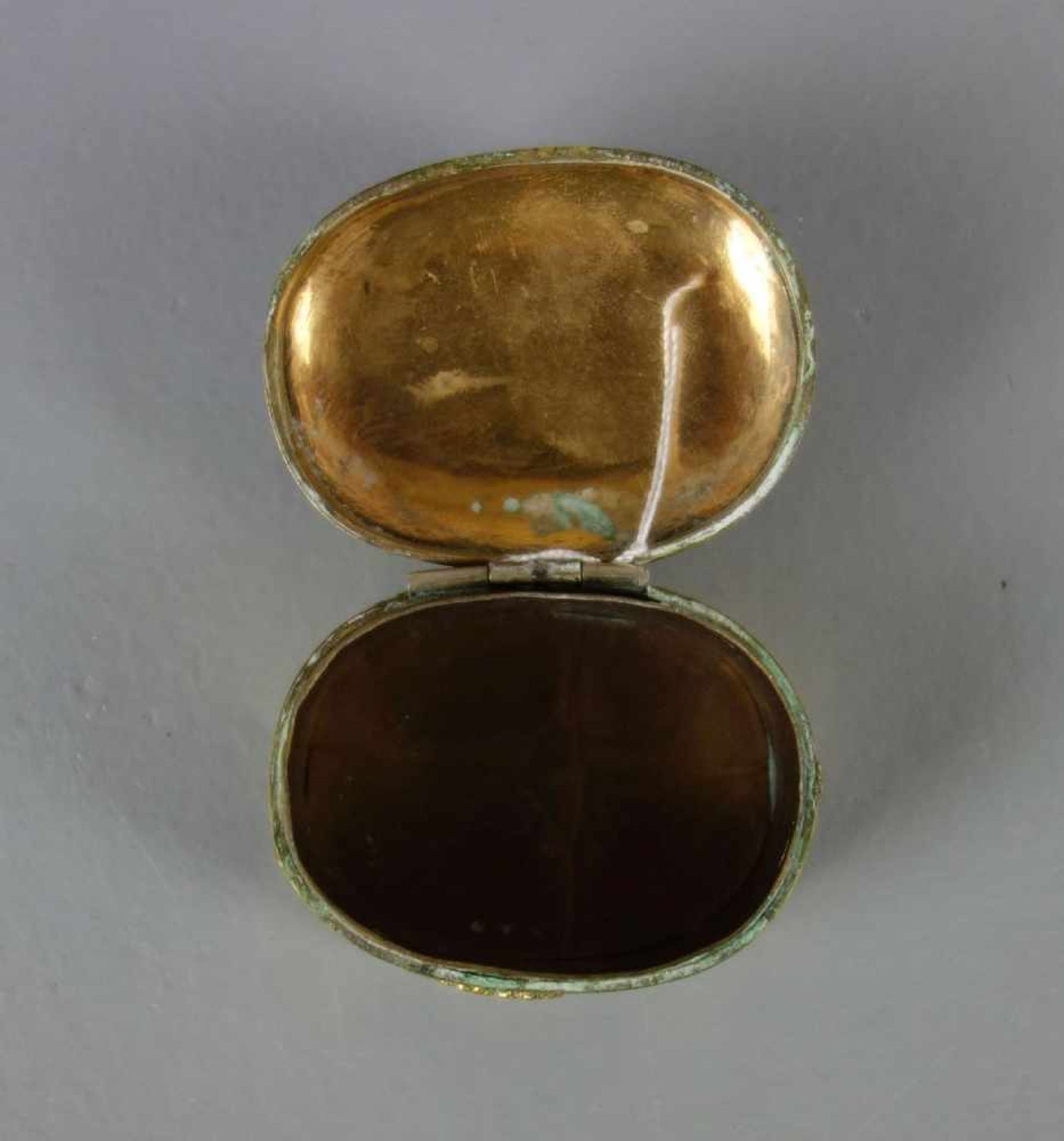 CHINESISCHE SCHATULLE / PILLENDOSE / pill box, Metall, goldfarben patiniert. Ovale Form mit leicht - Bild 5 aus 5