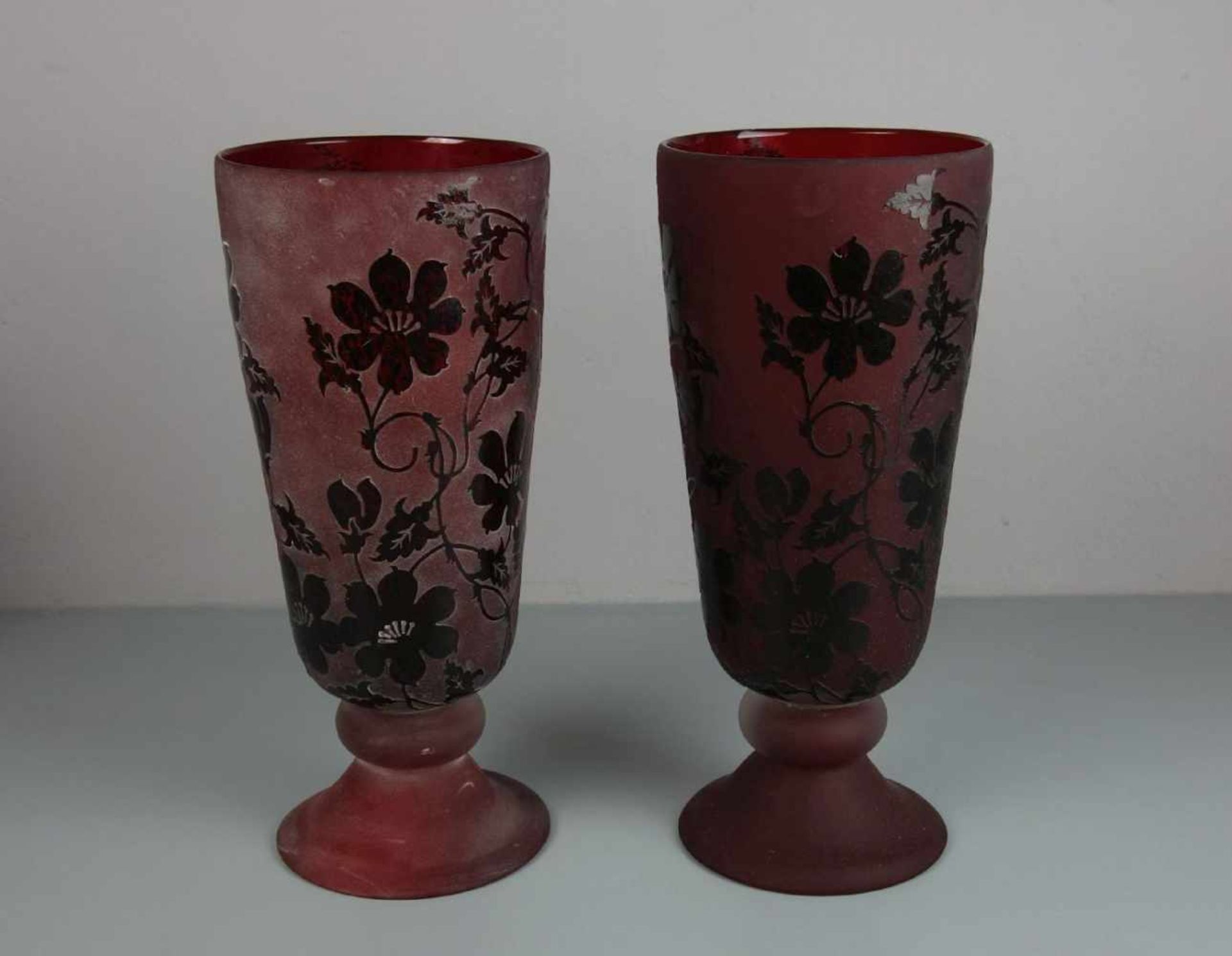 VASENPAAR / pair of vases, Glas, 2. Hälfte 20. Jh.; profilierter und aufgewölbter Rundstand mit