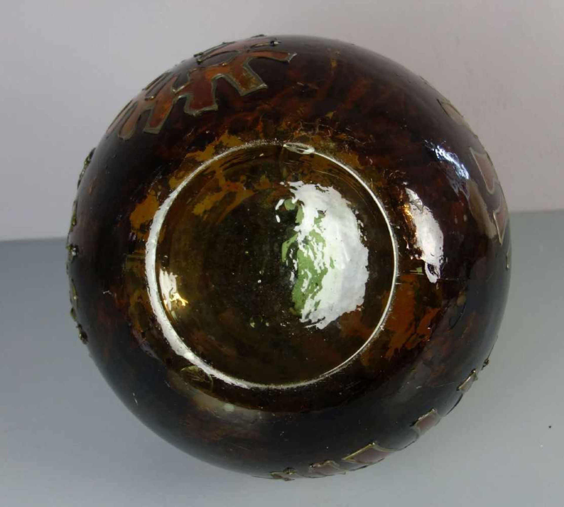 GROSSE VASE, grünliches Glas, bernsteinfarben und braun lasiert und erhaben konturiert mit - Image 4 of 4