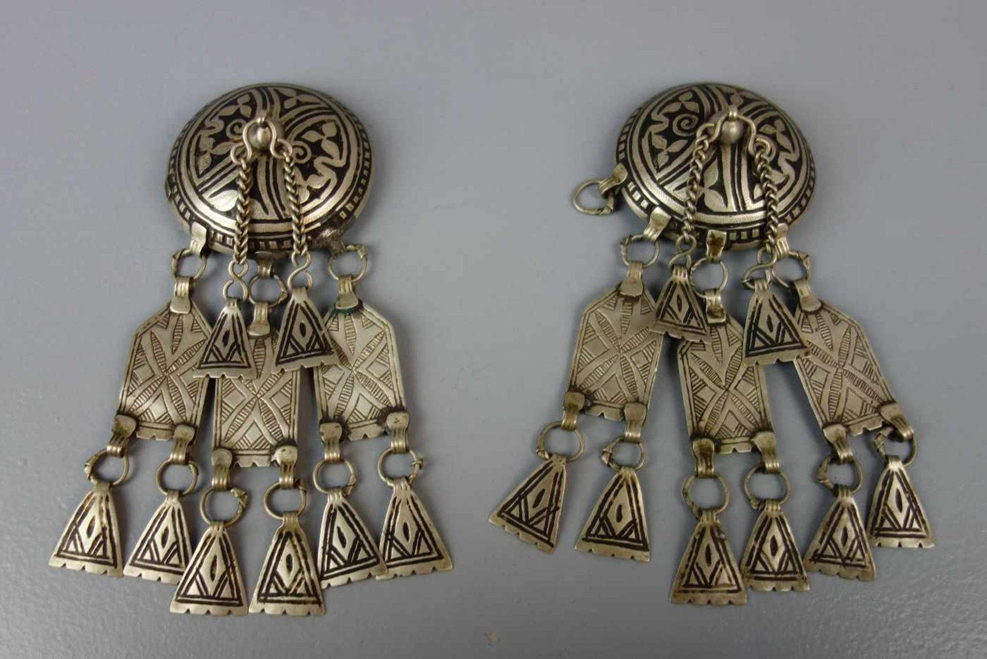 MAROKKANISCHER BRUSTSCHMUCK, Midelt um 1900, Silber mit Niellotechnik, bestehend aus rundem