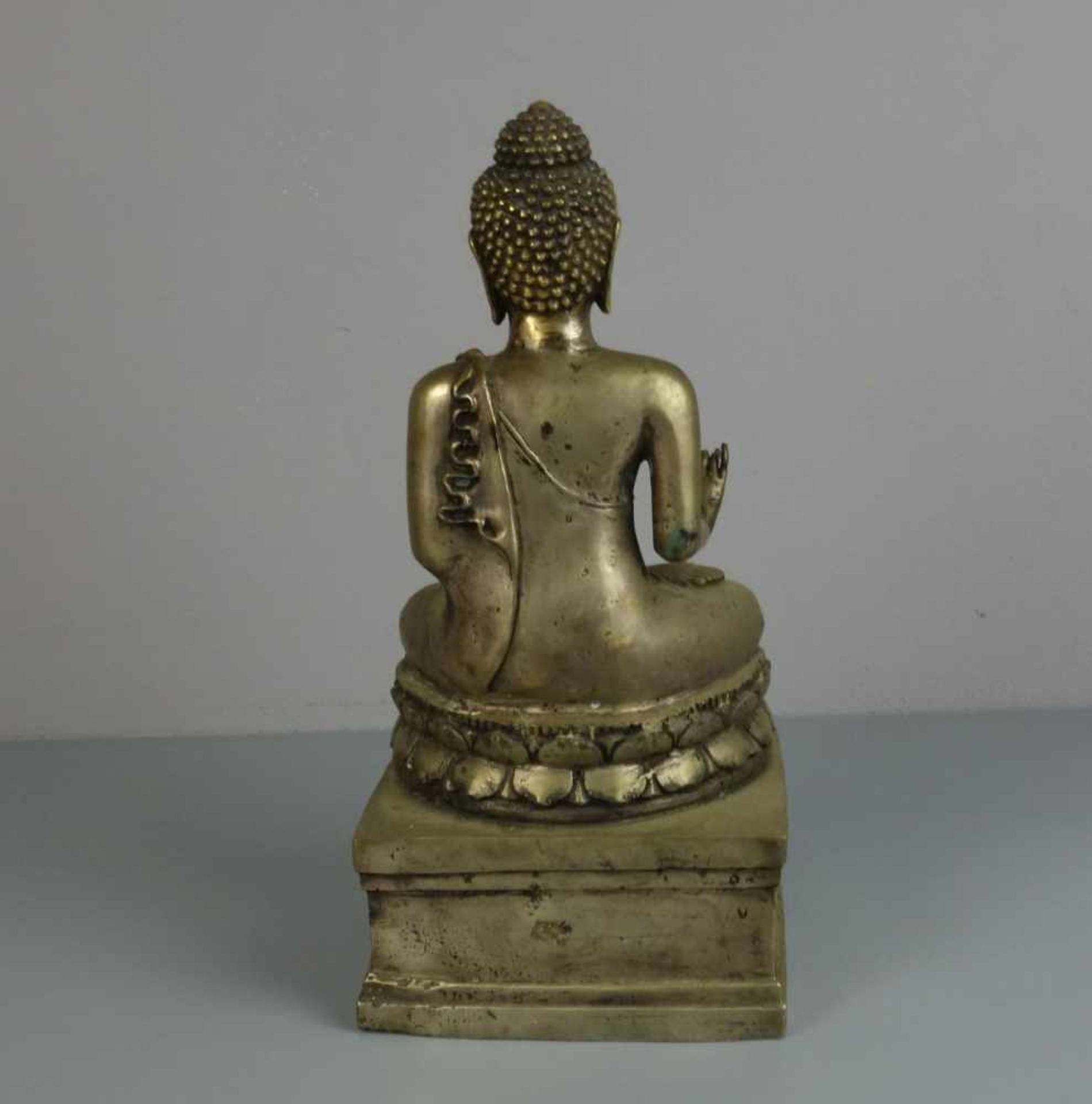 SKULPTUR / sculpture: "Buddha Bhumisparsha Mudra", silber- bis goldfarbenes Metall. Sitzender Buddha - Image 3 of 4