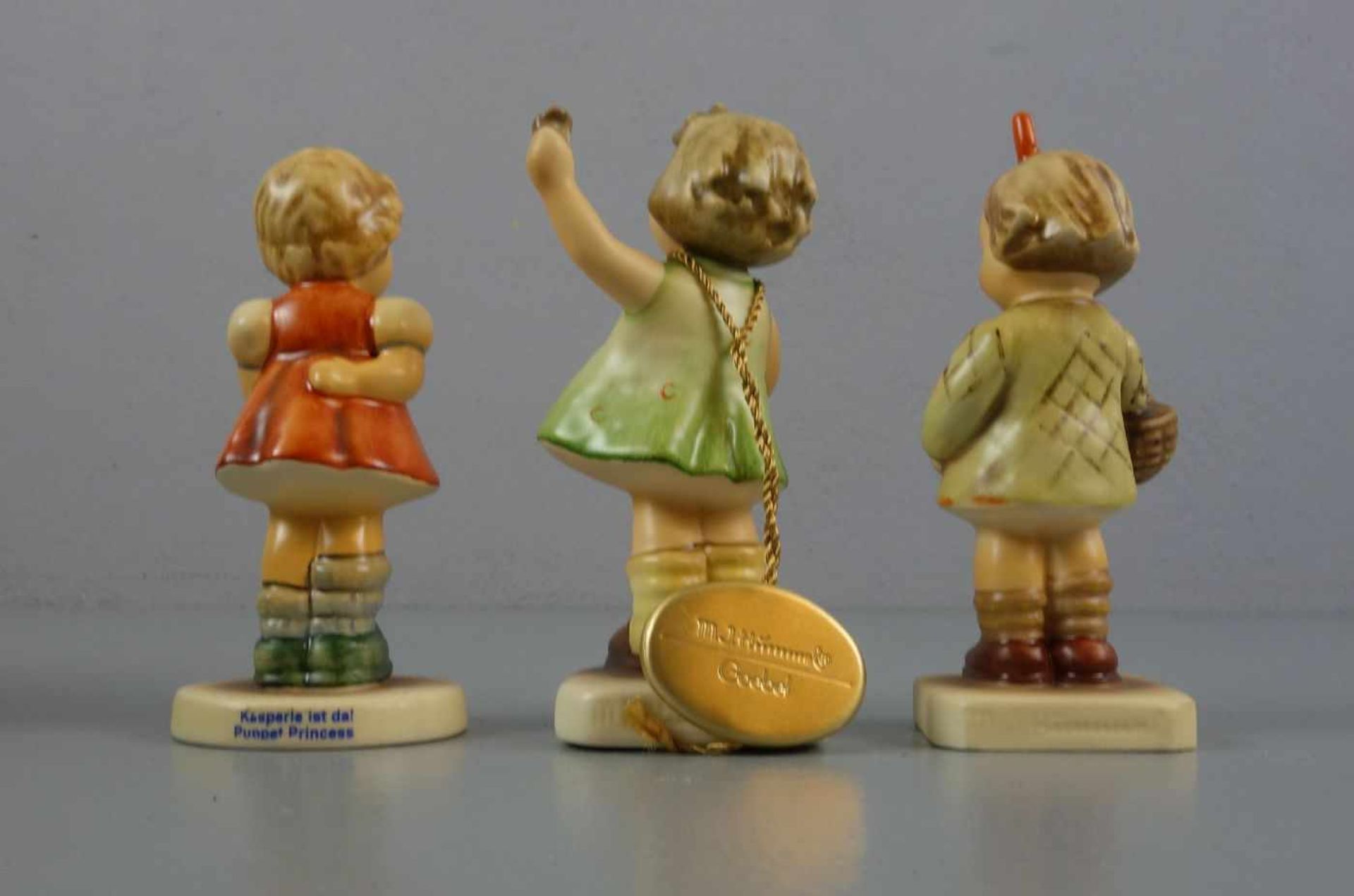 DREI HUMMELFIGUREN / porcelain figures: Goebel Hummel-Figuren, Marken nach 1991. "Herzlich - Bild 3 aus 5