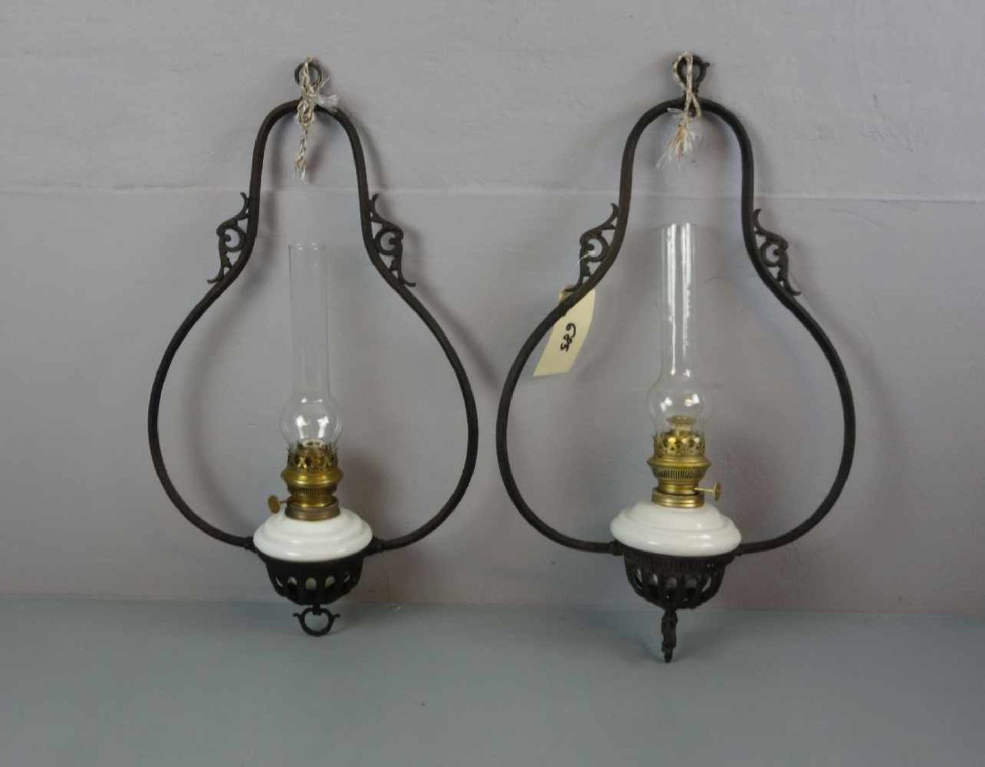 PAAR PETROLEUMLAMPEN / DECKENLAMPEN / petrol lamps, um 1900. Geschweifte und geschwärzte