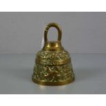 GLOCKE MIT EVANGELISTENSYMBOLEN / bell, Bronze - Gelbguss, Reliefdekor mit stilisiertem Floraldekor,