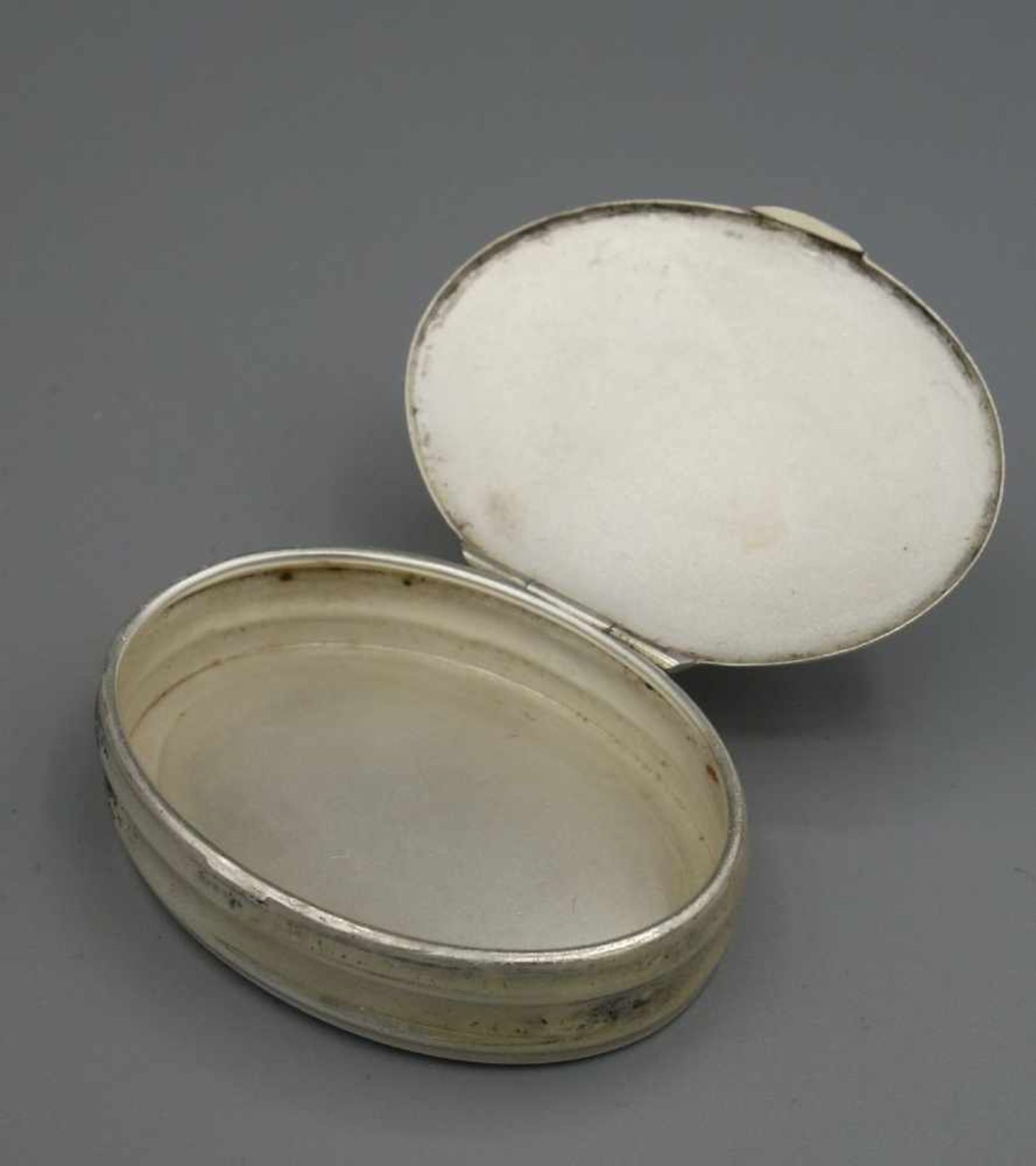 SILBERNE DECKELDOSE / PILLENDOSE / SCHATULLE / silver pillbox, 1. H. 20. Jh., deutsch, 835er Silber, - Image 2 of 5