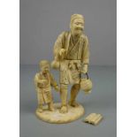 ELFENBEINFIGUR "Mann mit seinem Sohn" / Okimono Figur / ivory figure, Japan, um 1900 (Meiji-