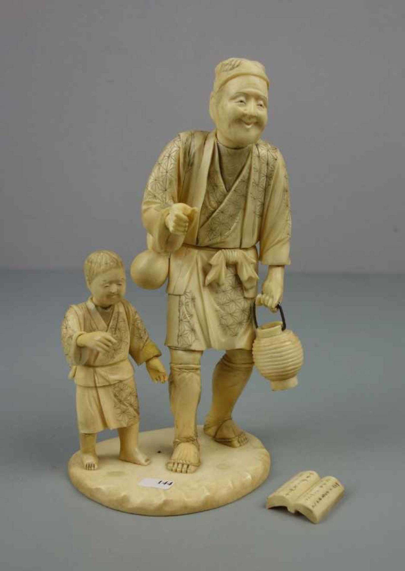 ELFENBEINFIGUR "Mann mit seinem Sohn" / Okimono Figur / ivory figure, Japan, um 1900 (Meiji-