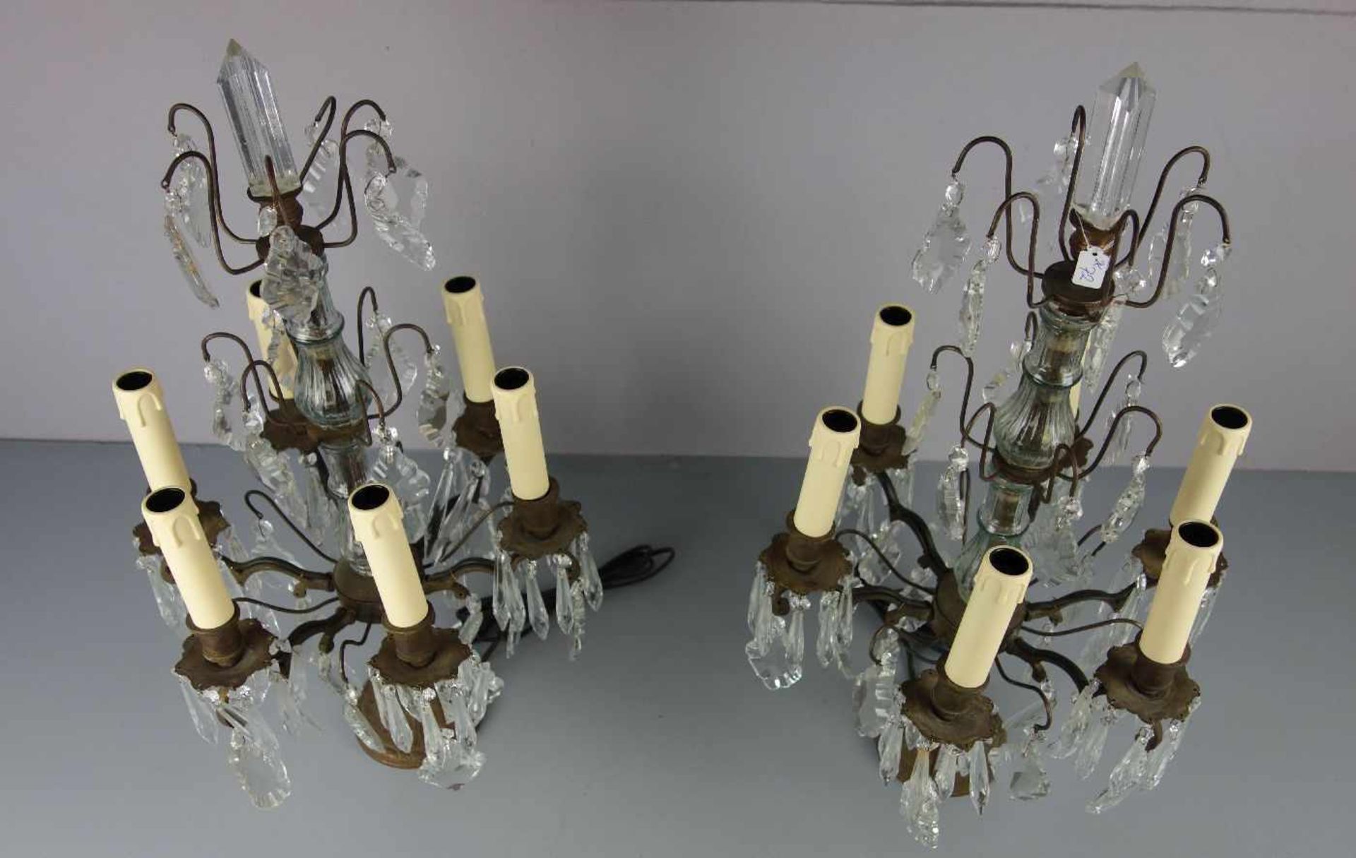 PAAR GIRANDOLEN / TISCHLEUCHTER MIT PRISMENBEHANG, Bronze - Gelbguss und Glas, sechsflammig - Bild 2 aus 3