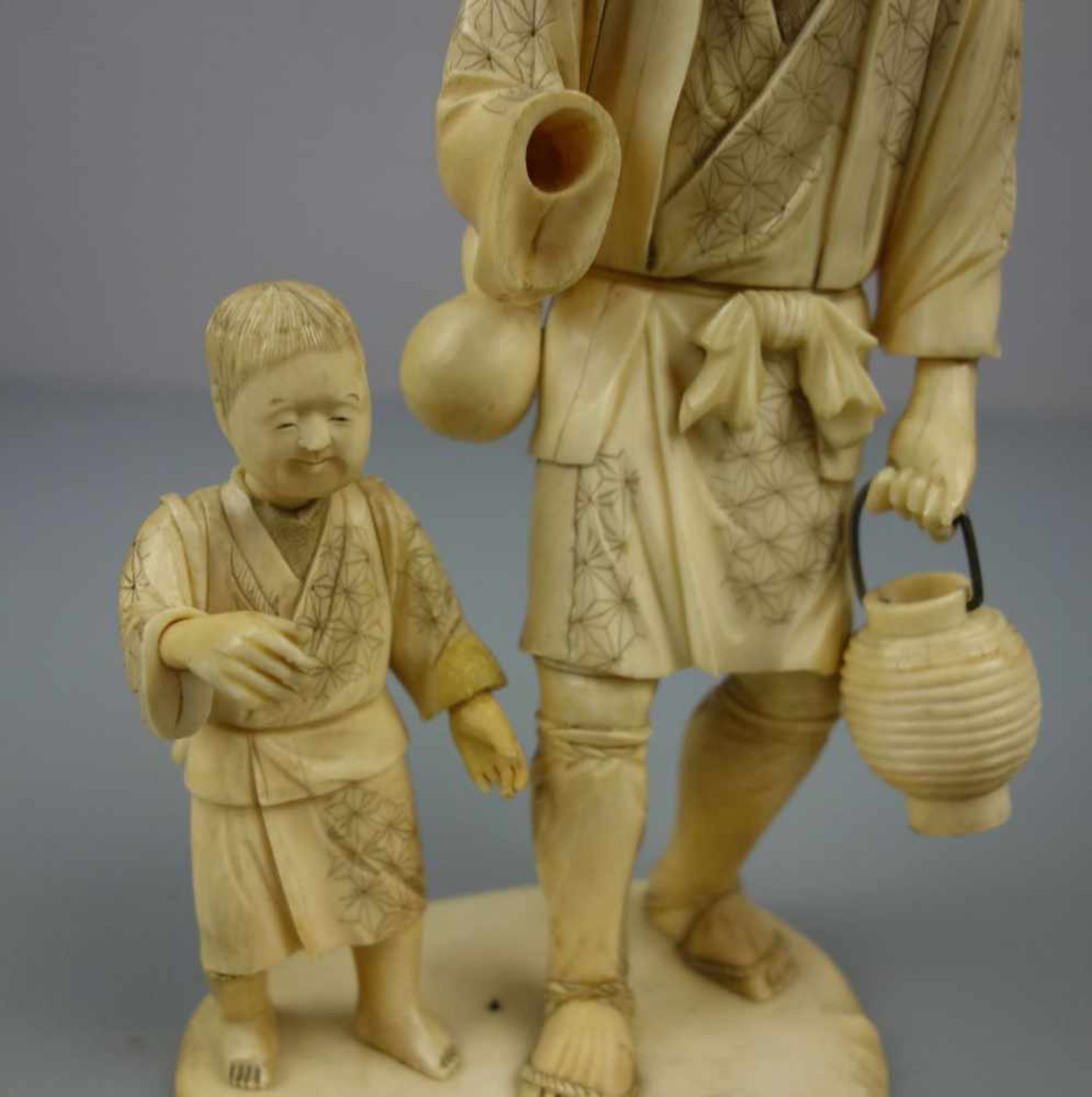 ELFENBEINFIGUR "Mann mit seinem Sohn" / Okimono Figur / ivory figure, Japan, um 1900 (Meiji- - Bild 5 aus 11