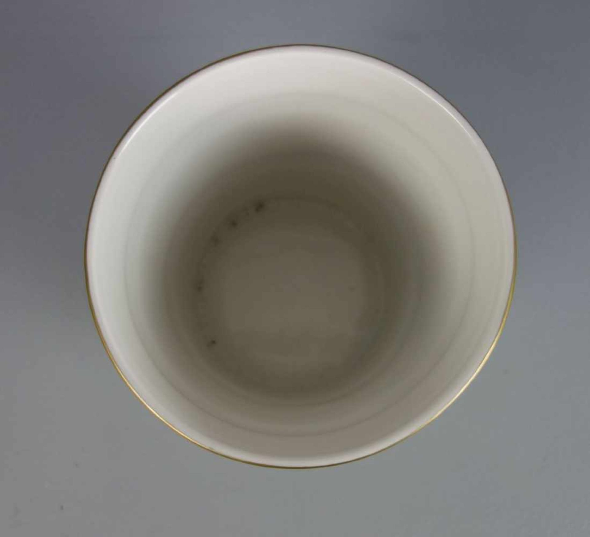 CACHEPOT / BLUMENÜBERTOPF / flowerbowl, 2. H. 20. Jh., Porzellan, unterglasurblaue - Bild 2 aus 5