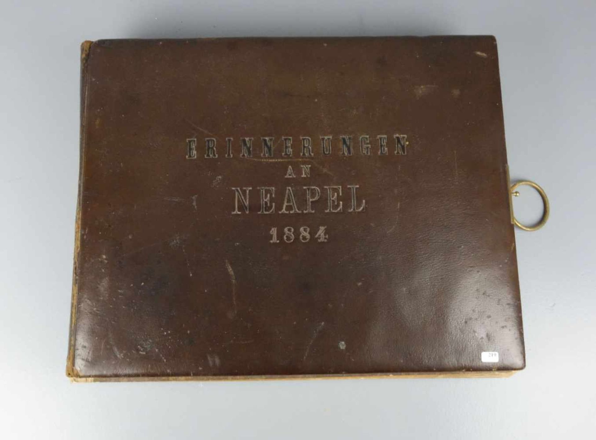 FOTOALBUM "ERINNERUNGEN AN NEAPEL1884", in Leder gebunden. Über 65 Fotografische und