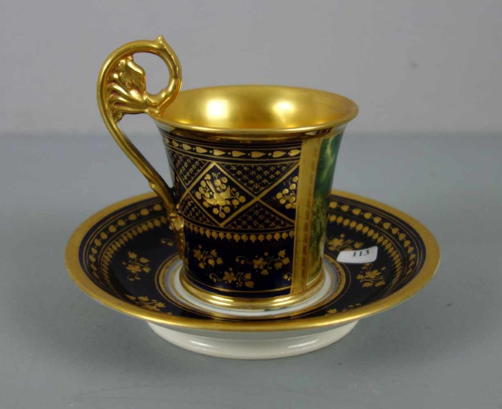 EMPIRE TASSE MIT UNTERTASSE / ANSICHTENTASSE / empire cup, um 1800, unterglasur gemarkt mit Fisch-