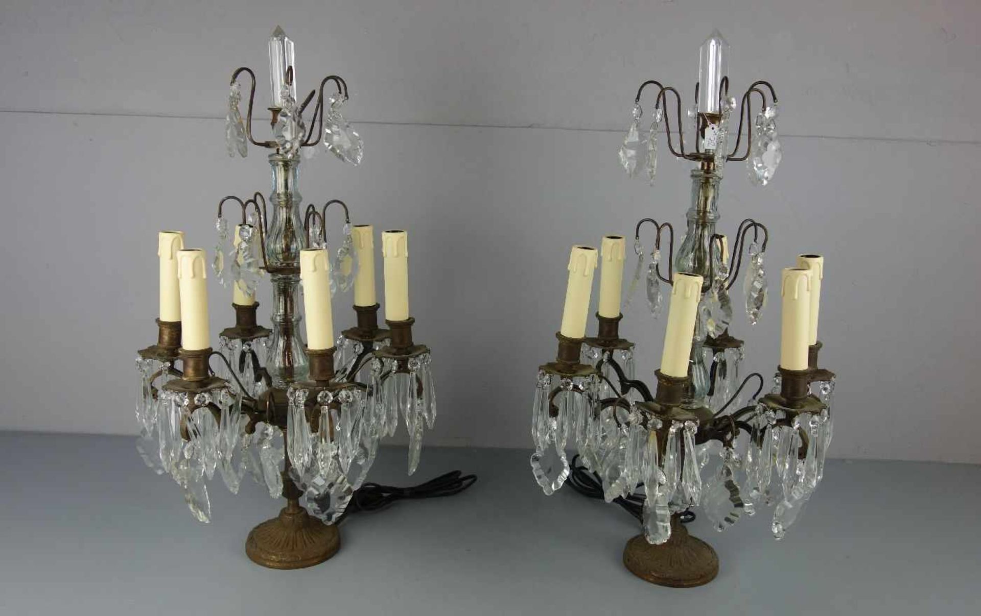 PAAR GIRANDOLEN / TISCHLEUCHTER MIT PRISMENBEHANG, Bronze - Gelbguss und Glas, sechsflammig