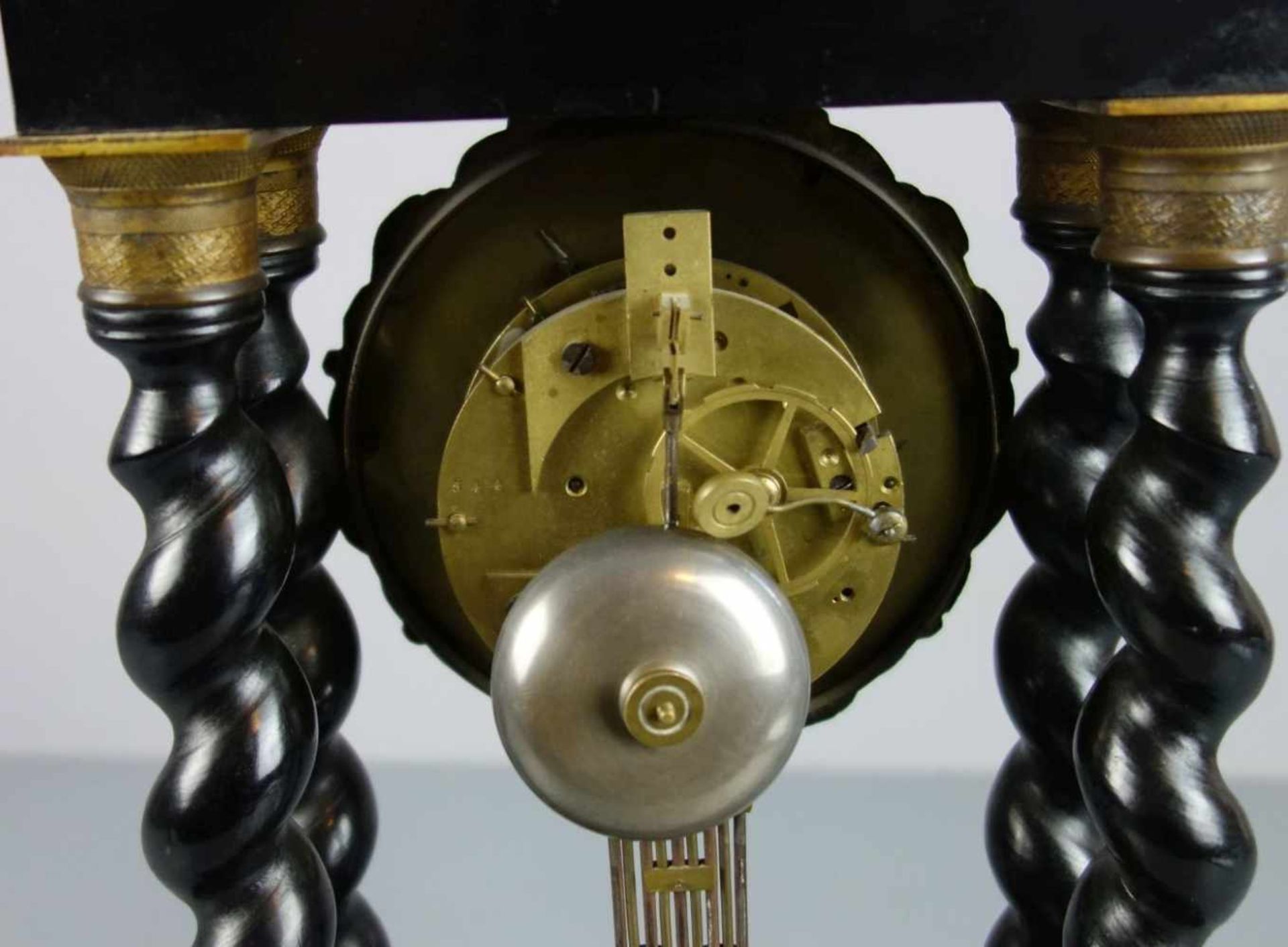 PORTALUHR / PENDULE / fire place clock im Architekturaufbau im ebonisierten Gehäuse, 2. Hälfte 19. - Image 6 of 6