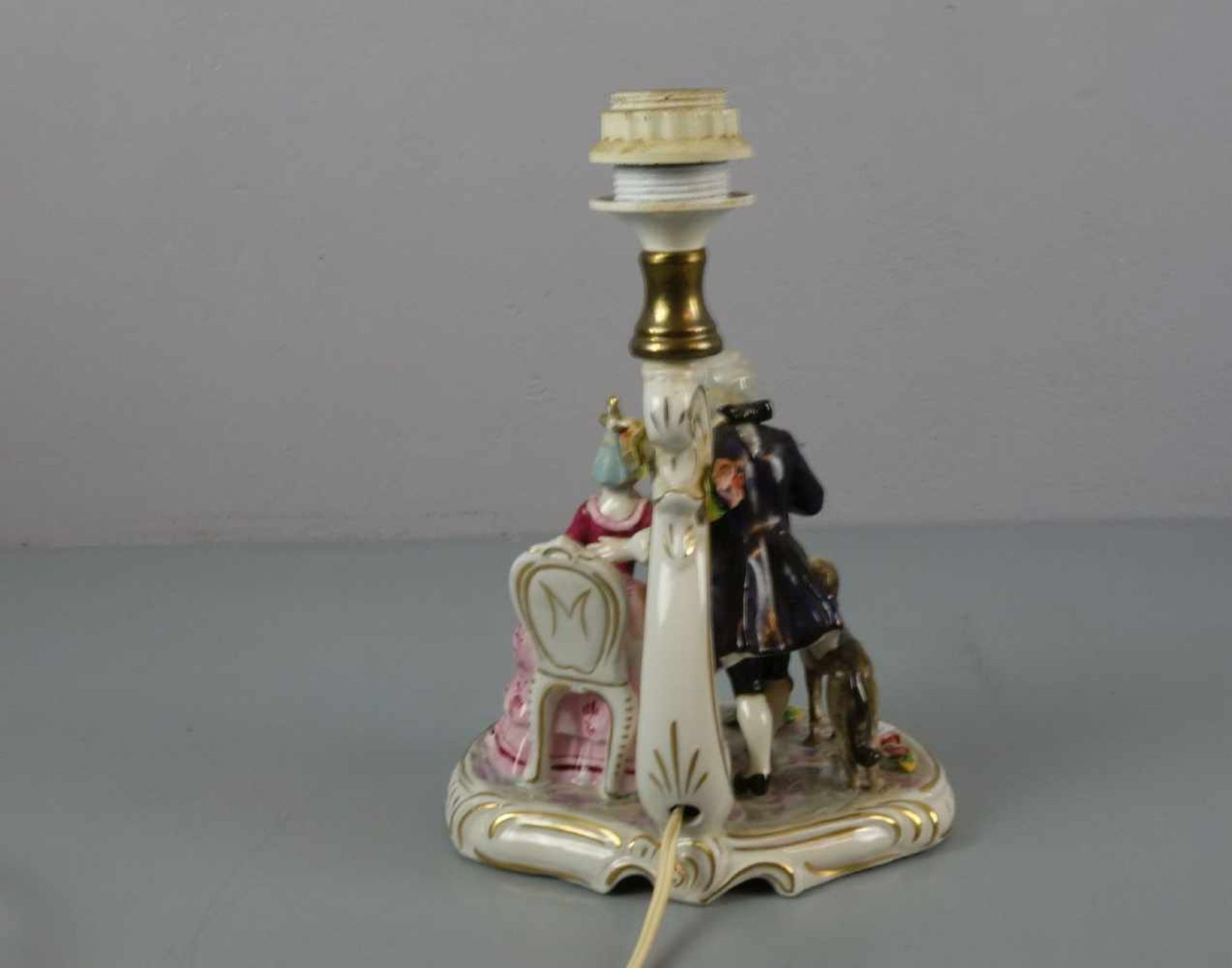 LAMPE / TISCHLAMPE, Porzellan, polychrom staffiert mit Watteau-Szenerie nach dem Vorbild des Rokoko; - Image 3 of 5
